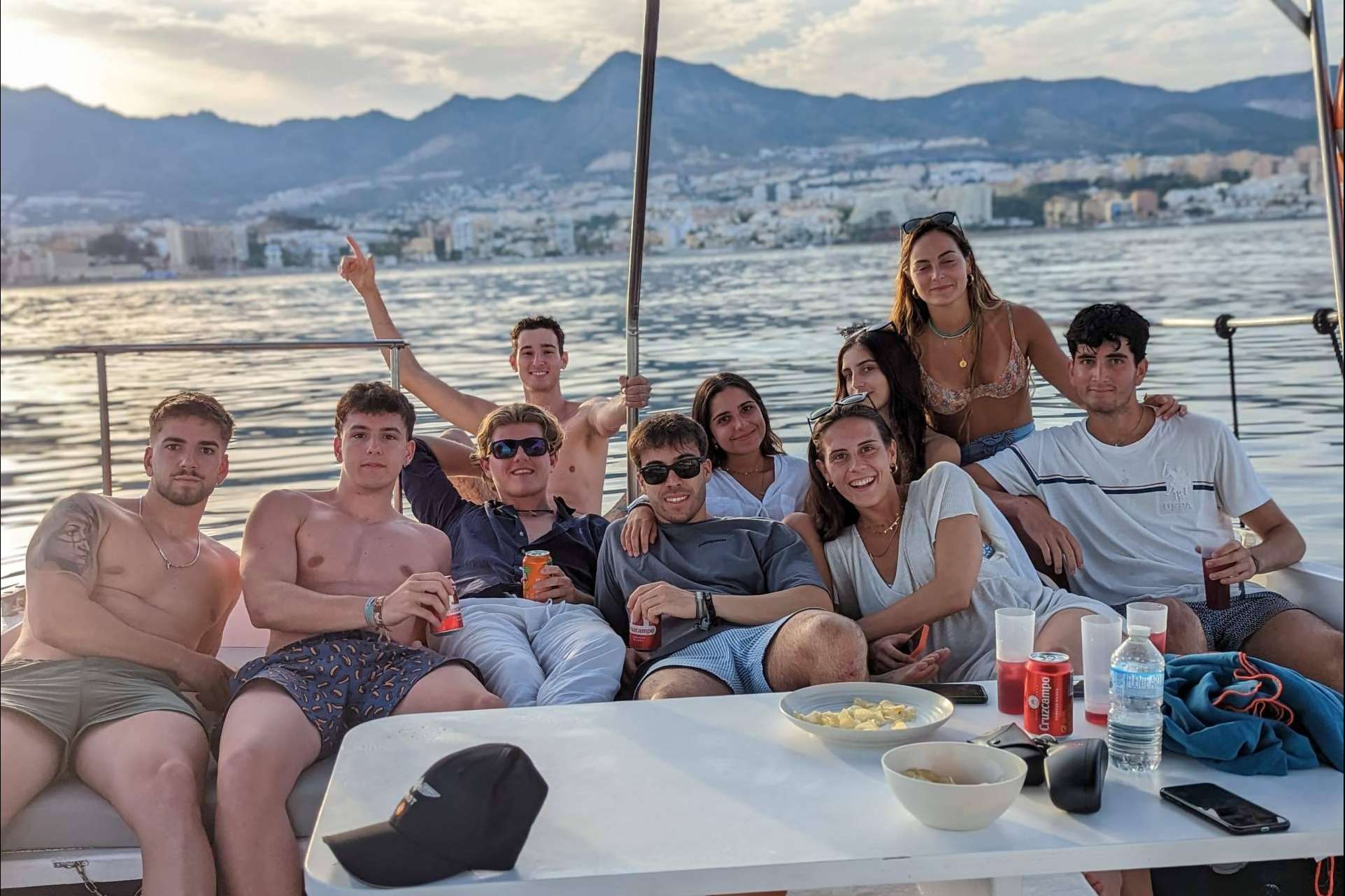 Excursiones de ensueño con el alquiler de embarcación para grupos privados que propone Helena Nautic