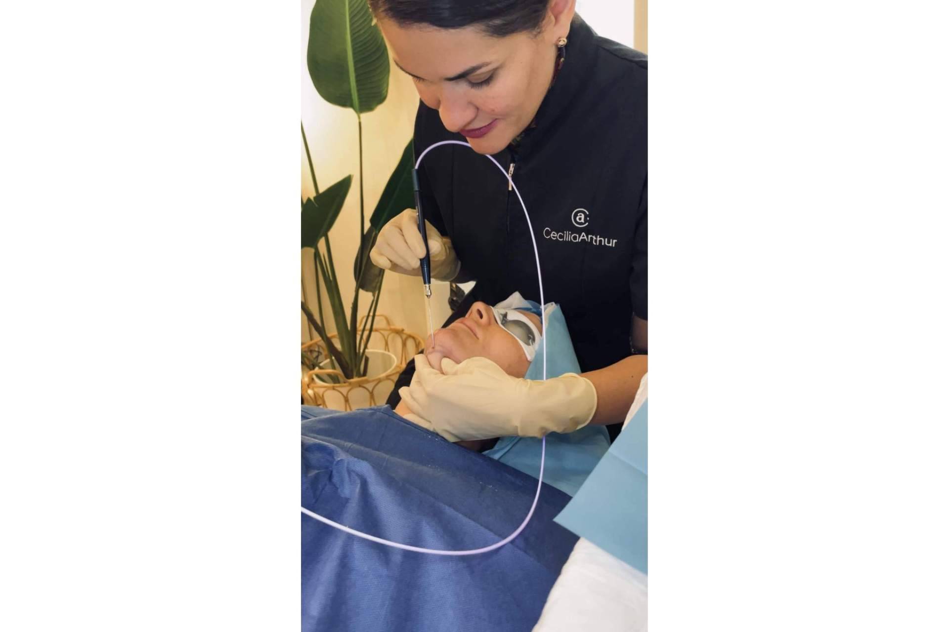 La Dra. Cecilia Arthur describe los beneficios del tensado de cuello con Klaser Blue