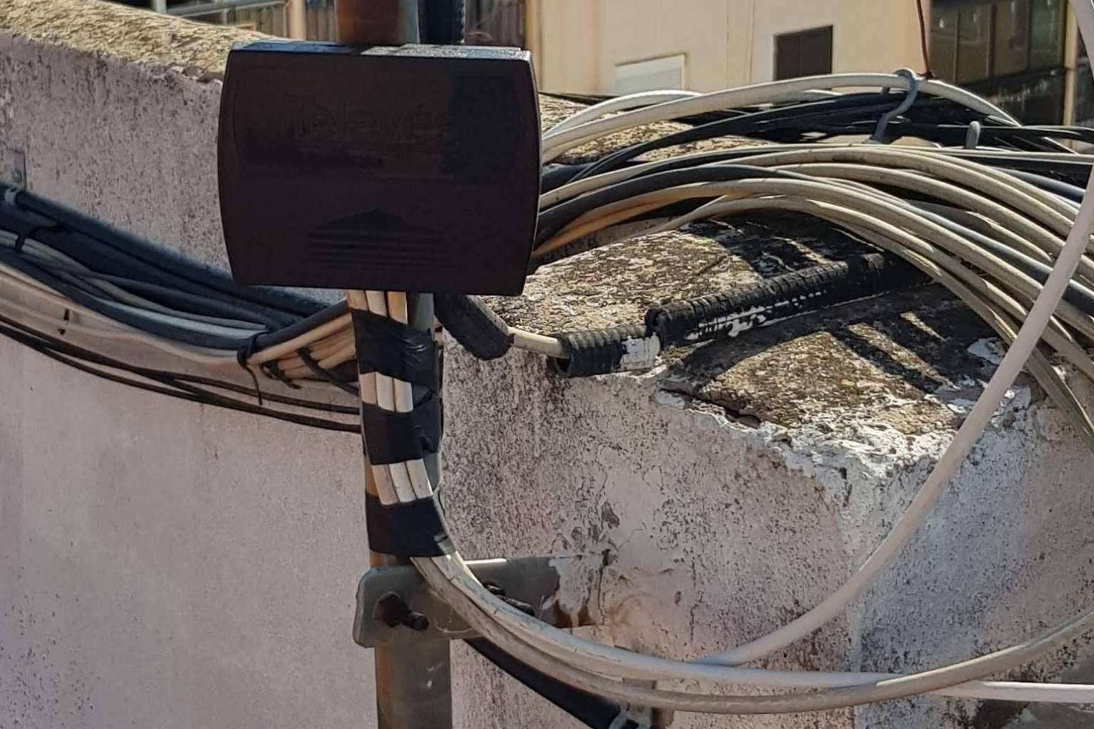 Savelec dispone de expertos en la instalación de todo tipo de antenas en Valencia