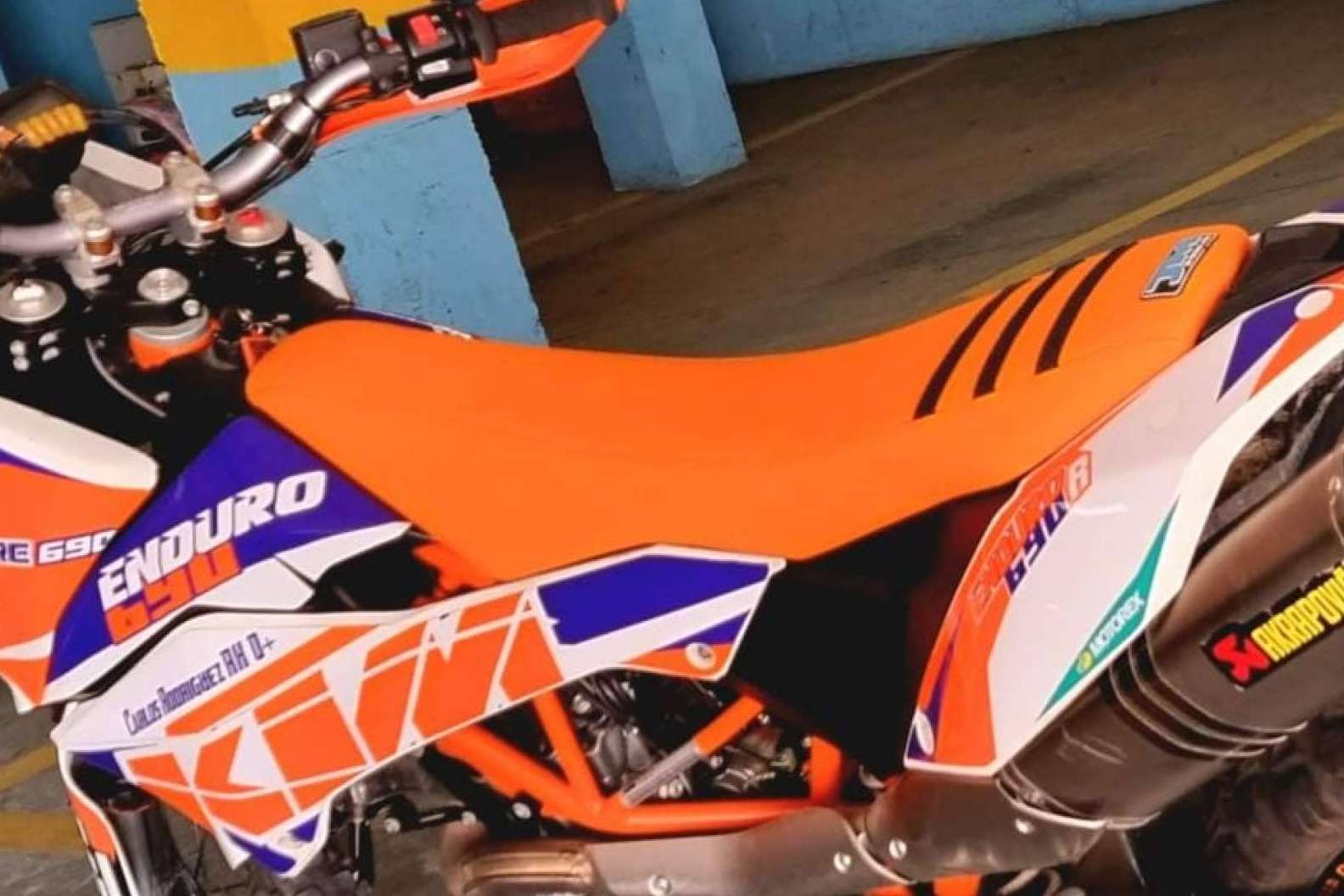 ADHESIVOSEMBARRADOS cuenta con una amplia variedad de pegatinas para motos