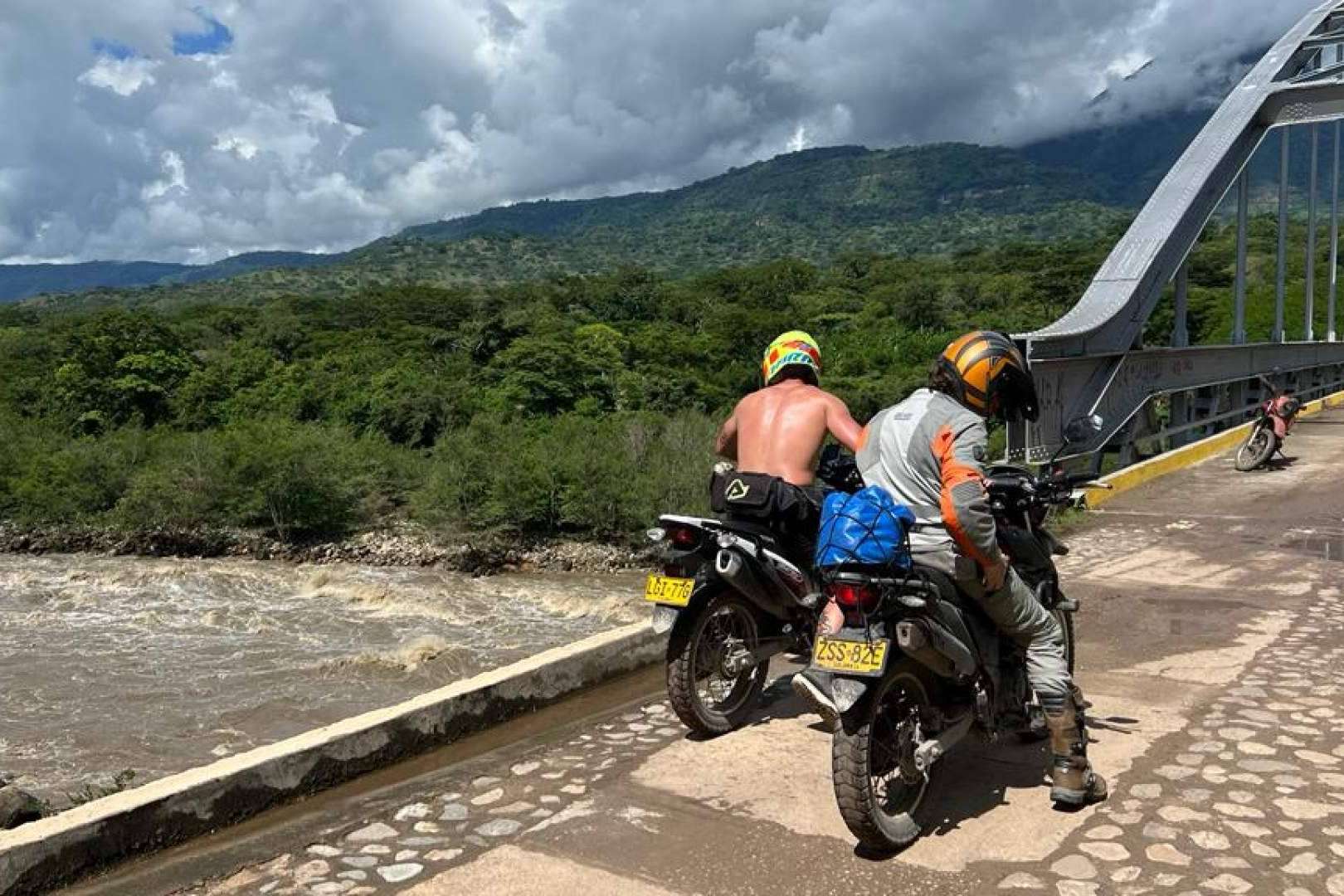 ¿Cómo conocer Colombia en moto y visitar las playas y pueblos más impresionantes?