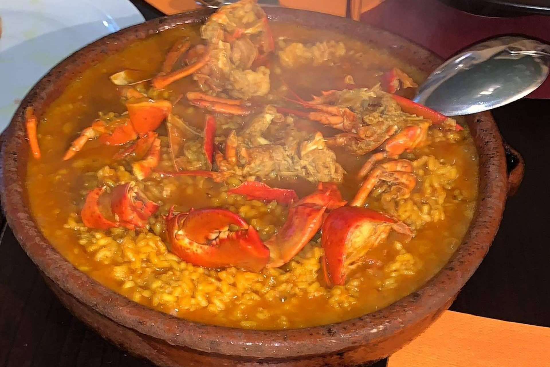 Conoce La Favorita, uno de los mejores bares de vinos de Valladolid.