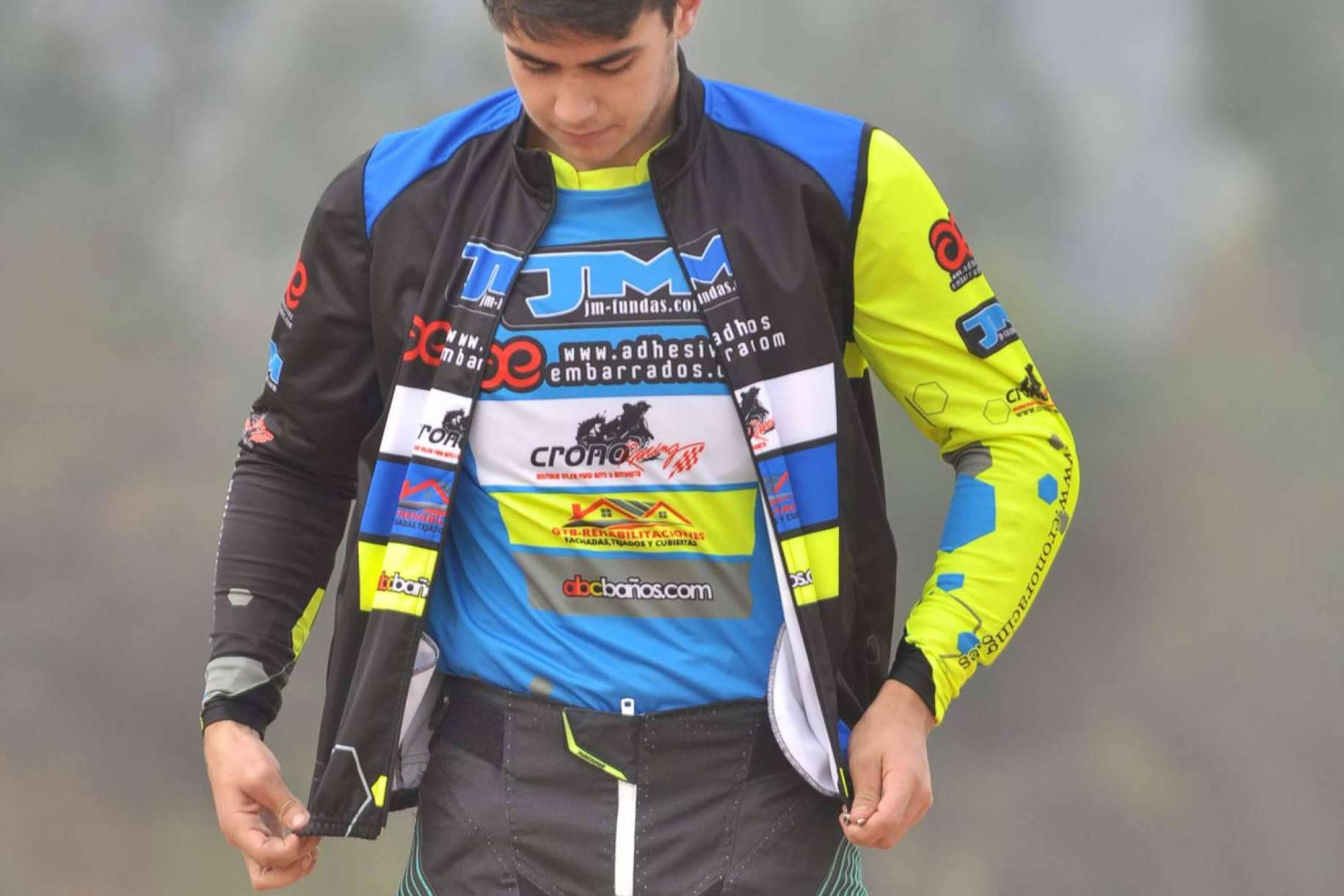Personalizar las camisetas motocross es posible con ADHESIVOSEMBARRADOS