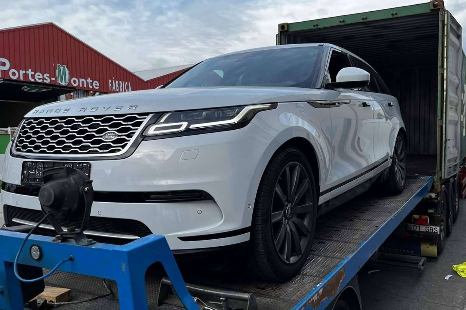¿Cómo traer un coche desde el extranjero hacia España? Mudanzas BCN Internacional es la solución