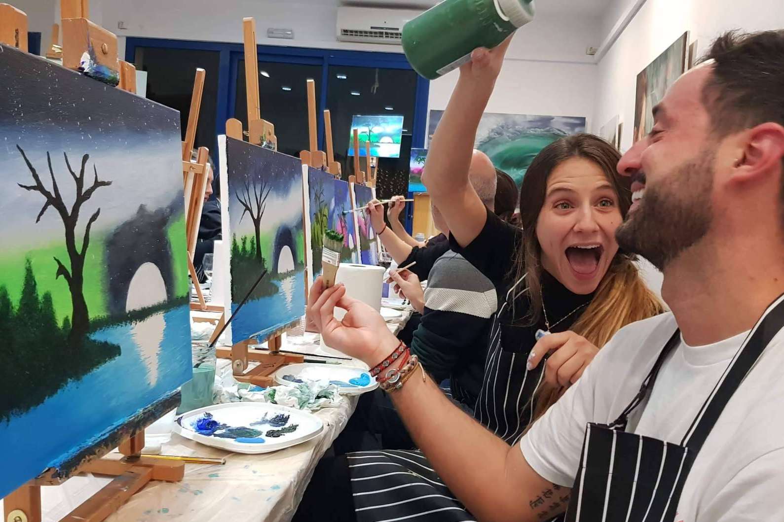 Vivir la mejor experiencia de vino y pintura en Barcelona