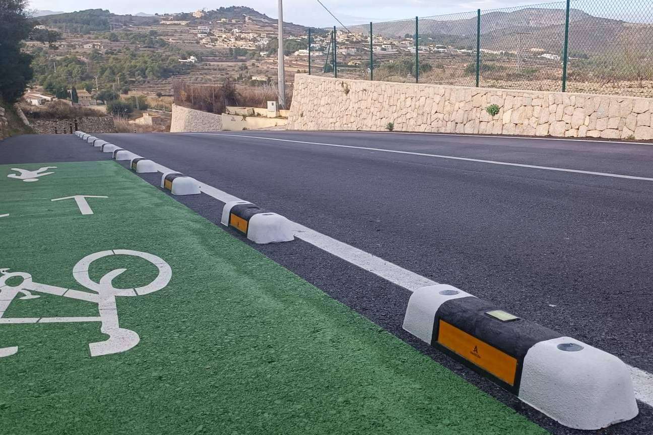 Abadecom impulsa la movilidad sostenible con sus separadores fotoluminiscentes en más de 200 kilómetros de carriles bici