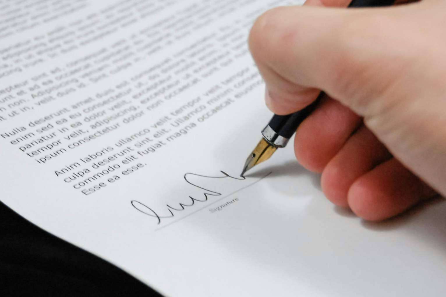Evitar errores en contratos comerciales; despacho de abogados especializado en derecho mercantil