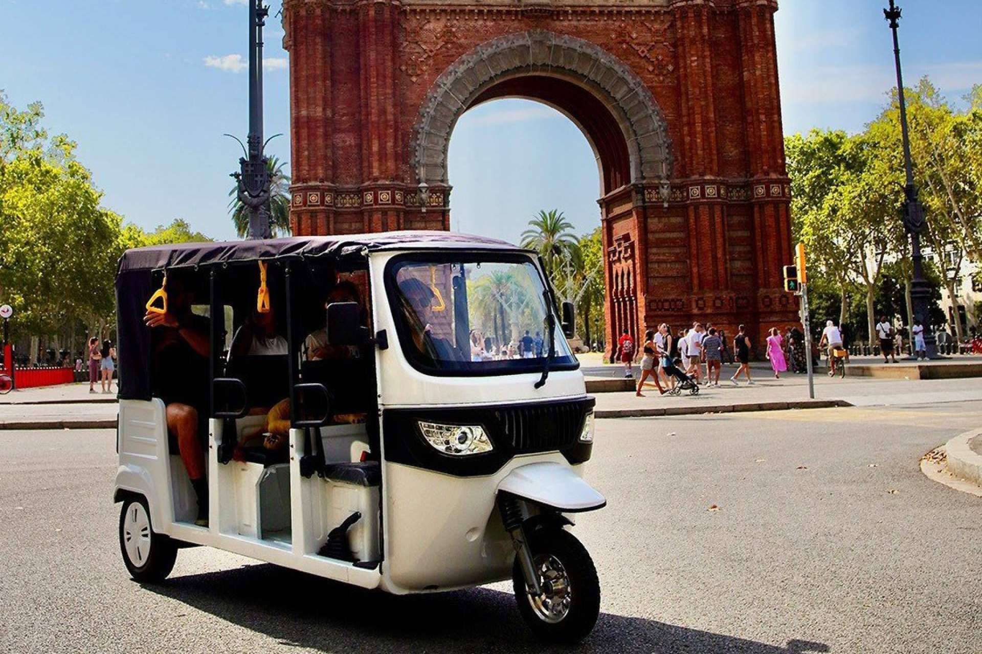 Explorar España en tuk tuk eléctrico; movilidad verde para un turismo responsable