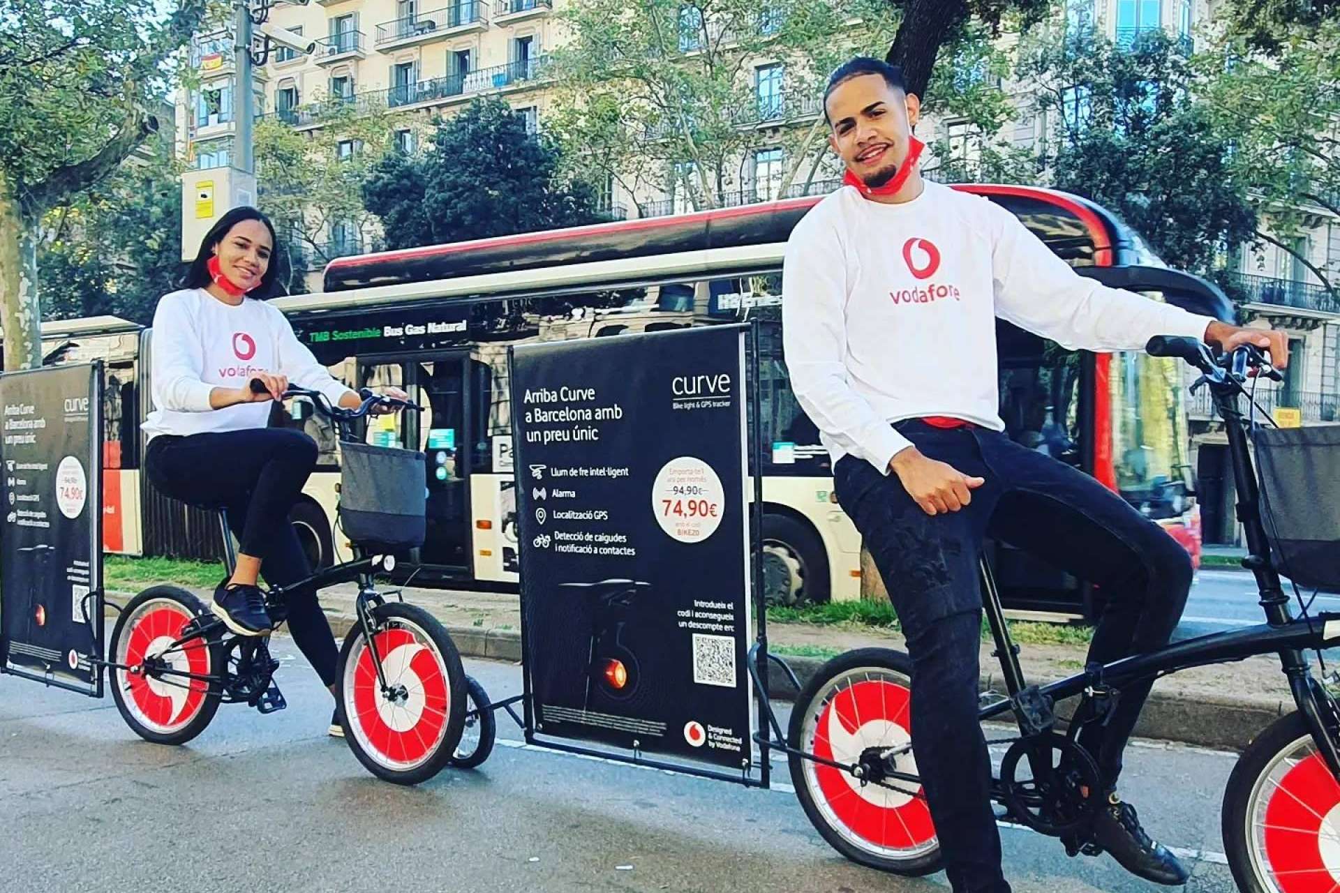 Innovación en marketing experiencial, Ecotáctil destaca con publicidad en bicicleta y azafatas en Barcelona
