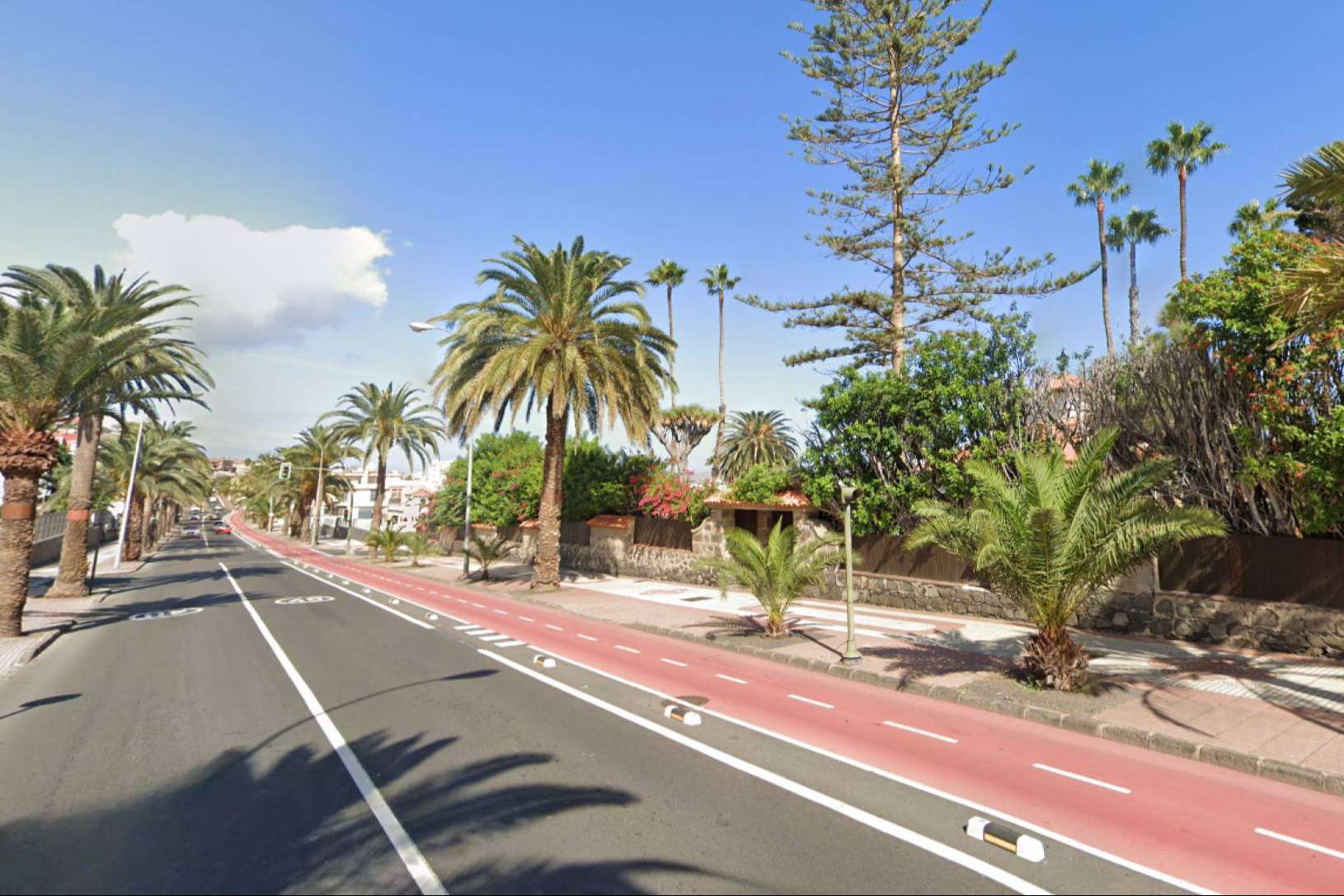 Canarias estrena separadores de carril bici fotoluminiscentes de Abadecom, innovación y seguridad para ciclistas
