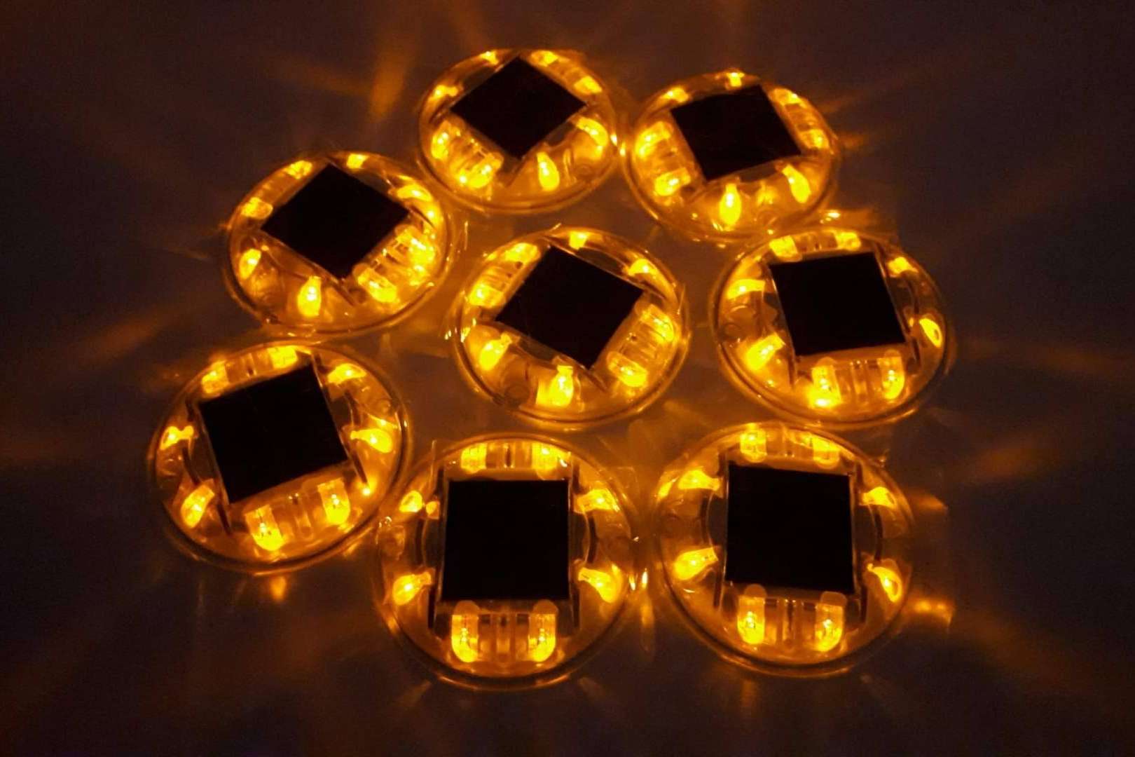 Abadecom presenta sus captafaros solares LED, tecnología y sostenibilidad al servicio de la seguridad vial