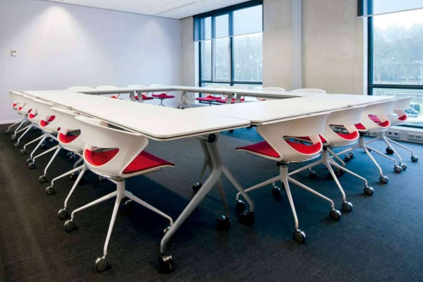 Mesas móviles para empresas; flexibilidad y eficiencia en espacios de trabajo