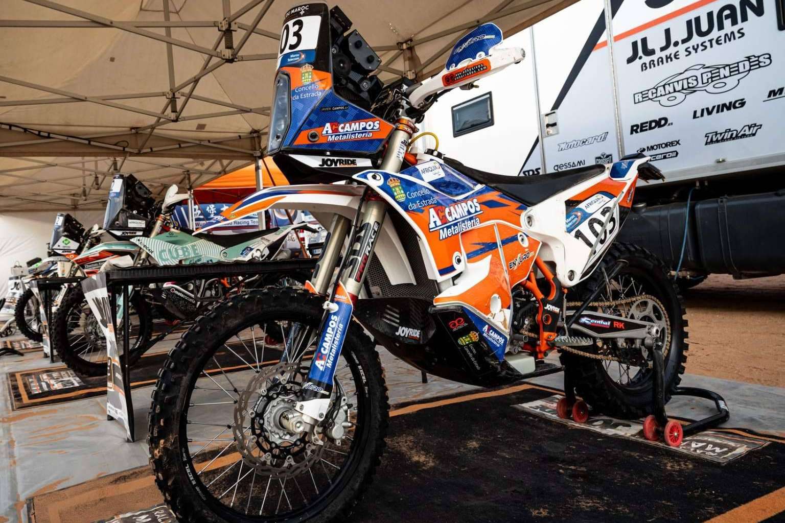 La personalización de motocicletas alcanza un nuevo nivel con ADHESIVOSEMBARRADOS