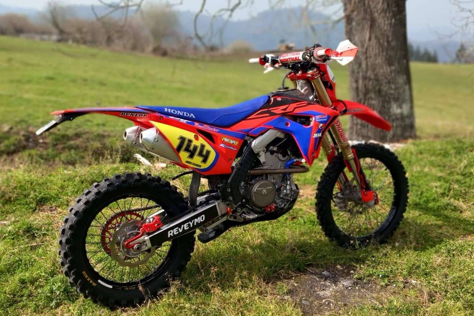 Plásticos y adhesivos de alta calidad para motos off-road, el nuevo estándar de ADHESIVOSEMBARRADOS