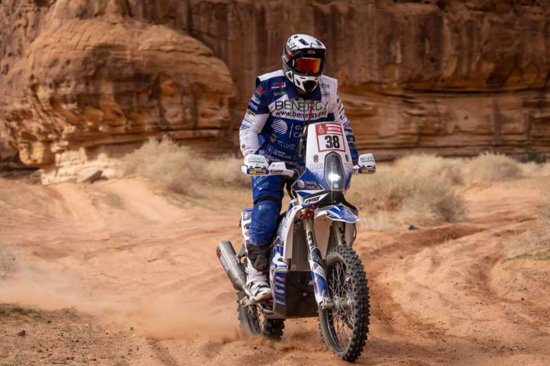 ADHESIVOSEMBARRADOS presenta equipaciones offroad personalizadas para la nueva temporada
