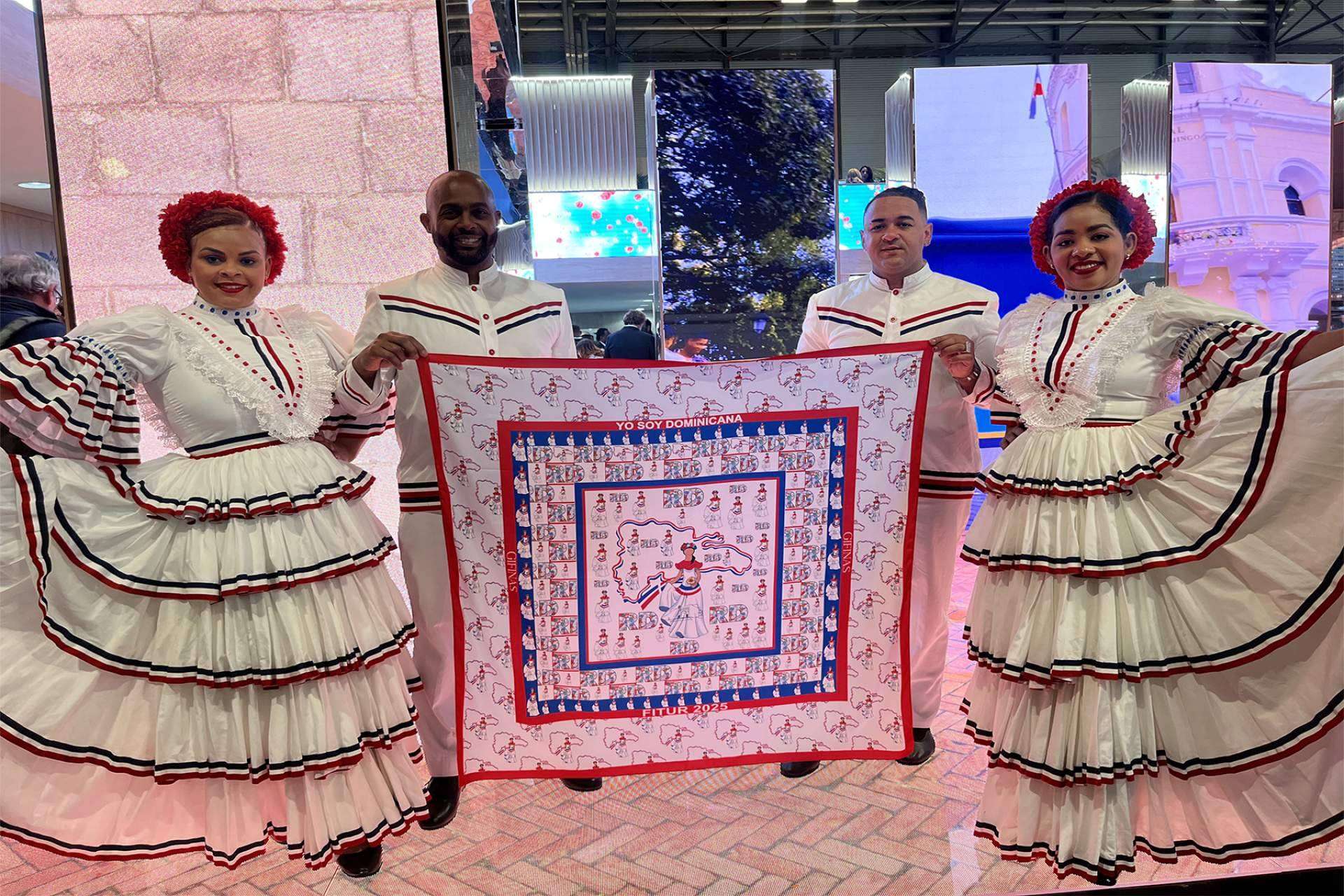 El pañuelo Fitur 2025 diseñado por Gifinas rinde homenaje a la riqueza cultural de República Dominicana