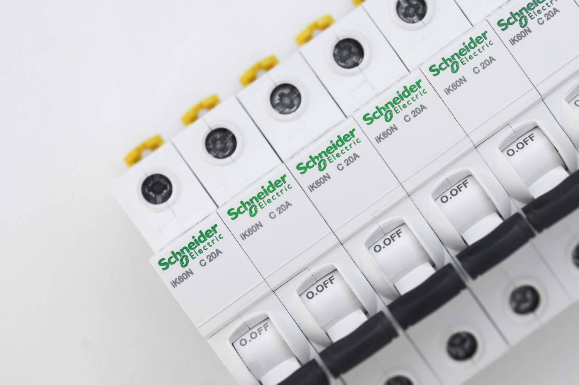 Cadenza Electric refuerza su liderazgo en la distribución de productos Schneider Electric