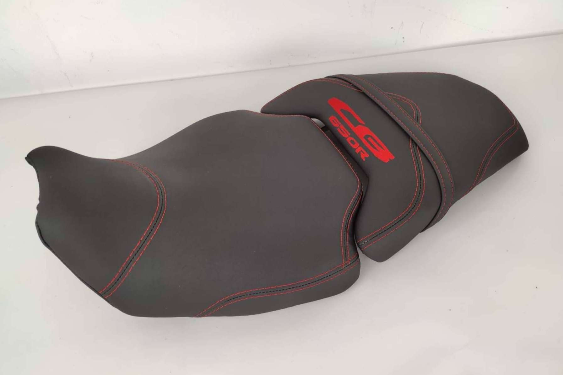 Tapizar asiento de moto con estilo; JM-FUNDAS destaca con fundas personalizadas y funcionales