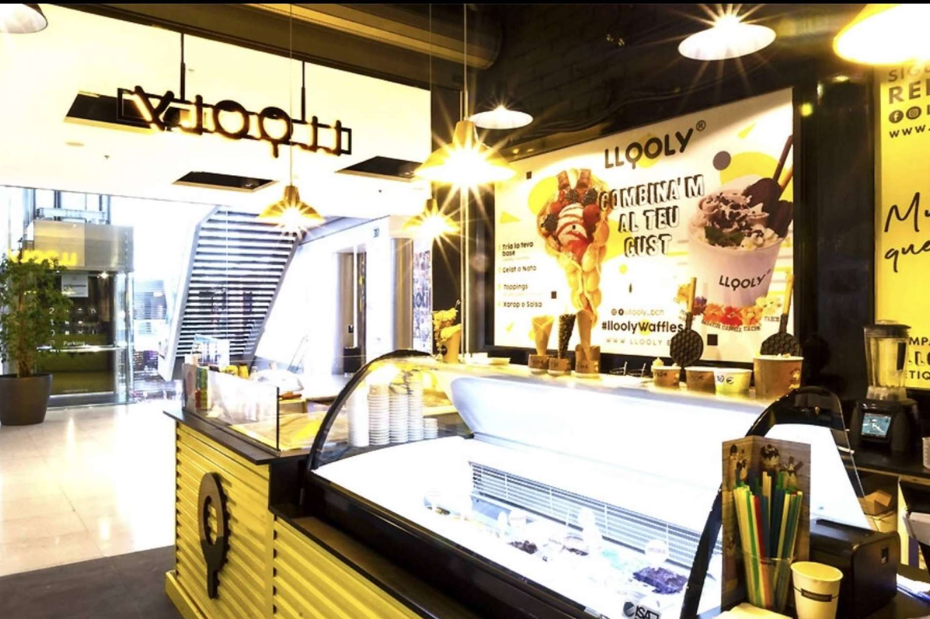 Llooly redefine el modelo de franquicia de waffles con un concepto visual y rentable
