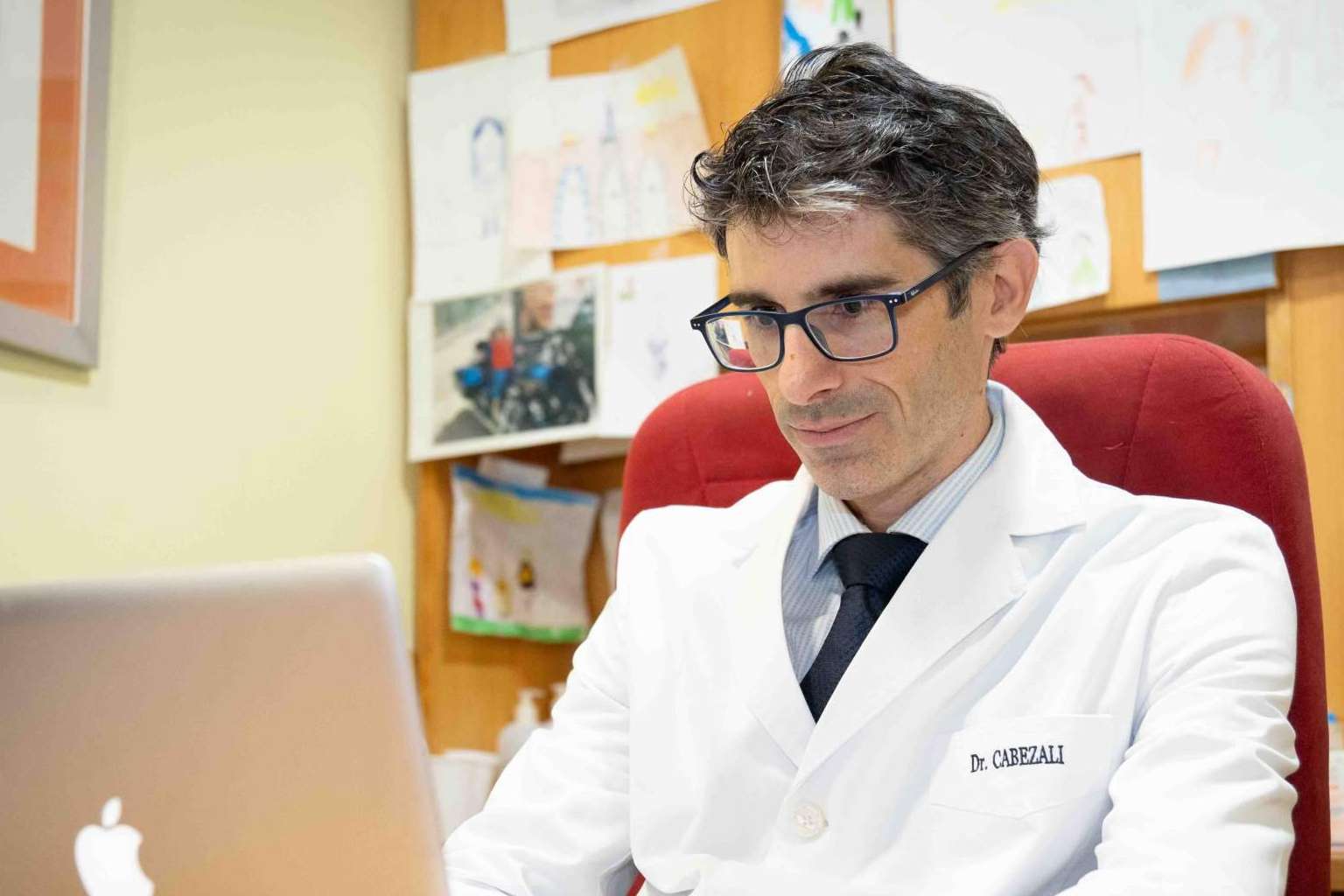 Dr. Daniel Cabezalí, urólogo pediátrico con amplia experiencia quirúrgica