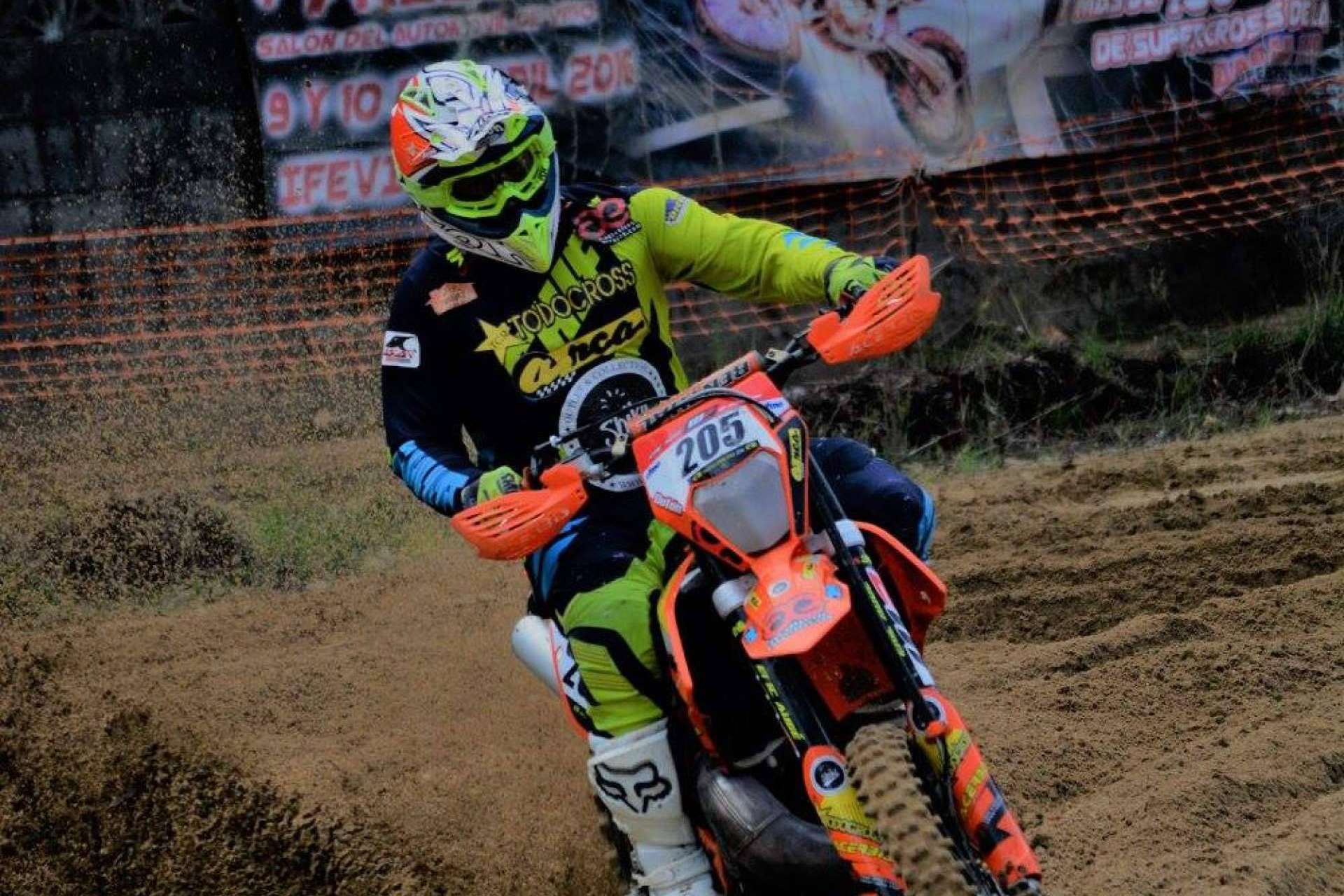 ADHESIVOSEMBARRADOS completa su propuesta offroad con ropa de motocross personalizada