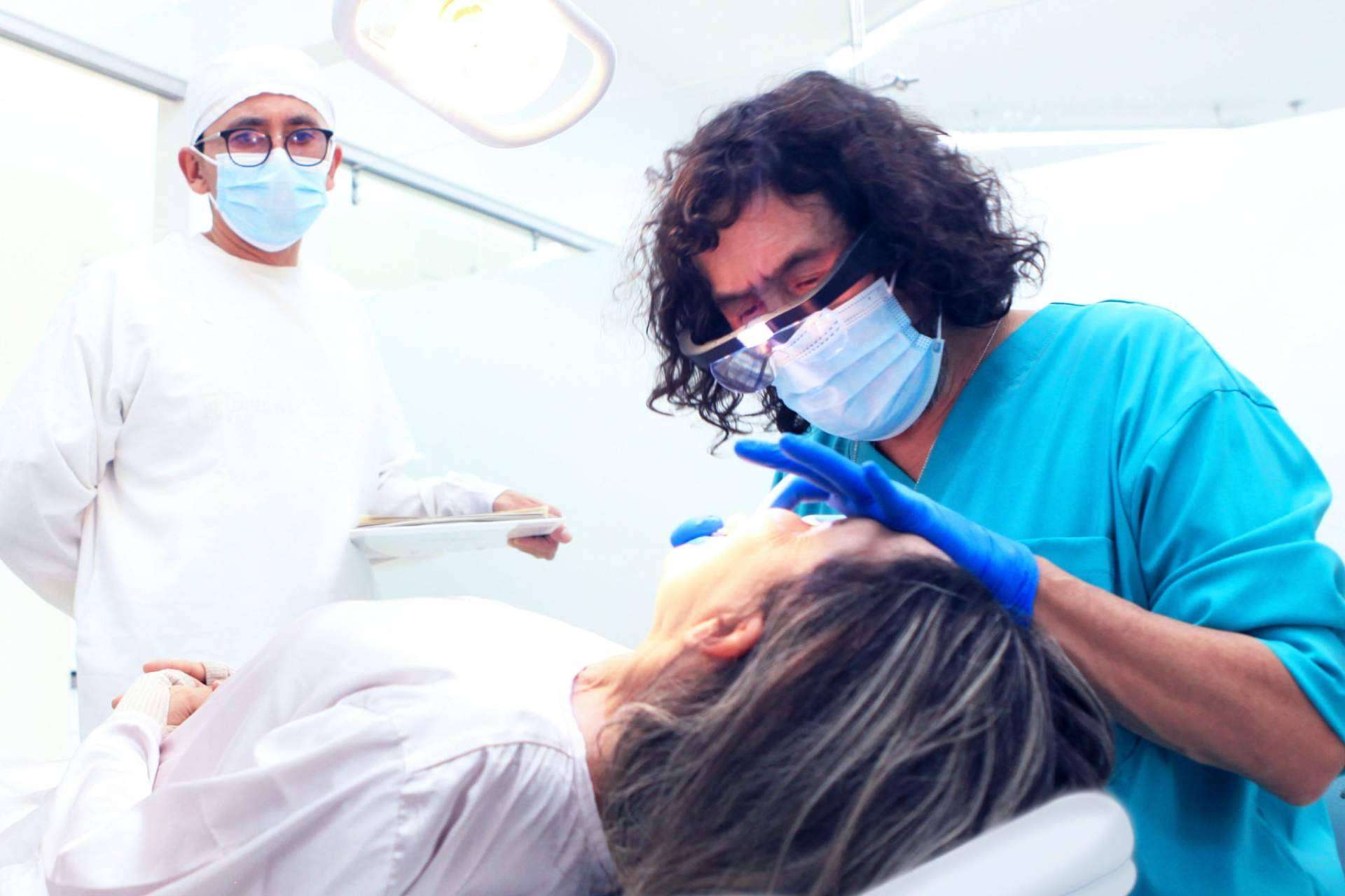 Diseño de sonrisa colombiano; Odontología de Marlon Becerra y su estética avanzada en el turismo dental internacional