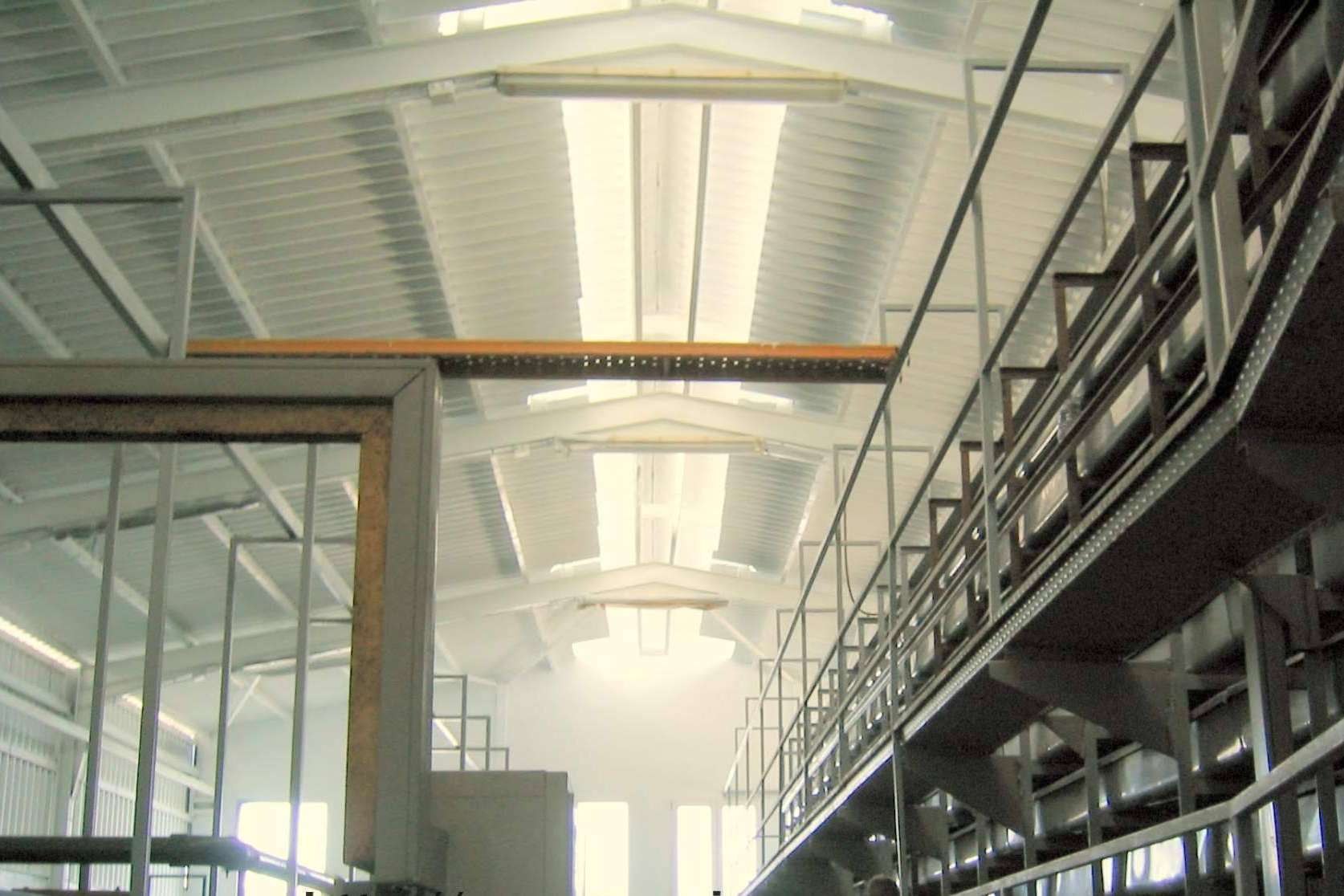 Serviarnau transforma entornos industriales con pintura técnica avanzada