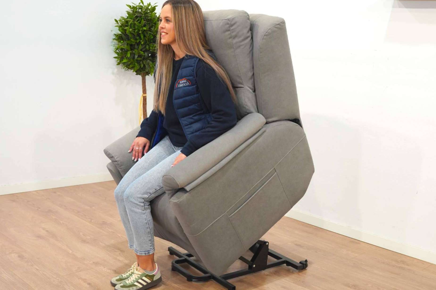 Sofás Valencia ofrece sillones configurables con tejidos antimanchas y tecnología levanta personas