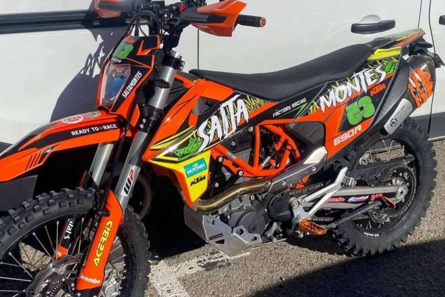 Renovar una moto offroad es más fácil con los plásticos y adhesivos personalizados de ADHESIVOSEMBARRADOS