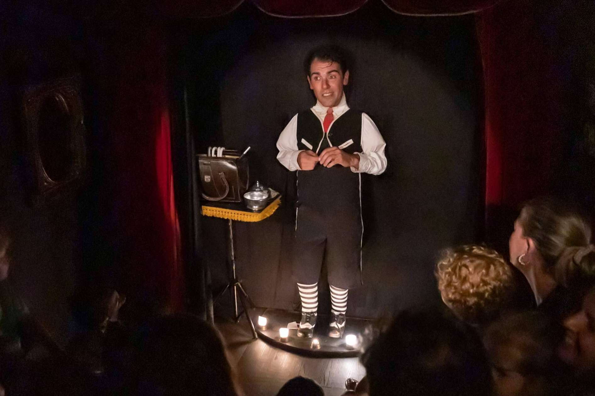 La fusión entre magia y clown crea un universo único en los espectáculos de Adrián Conde