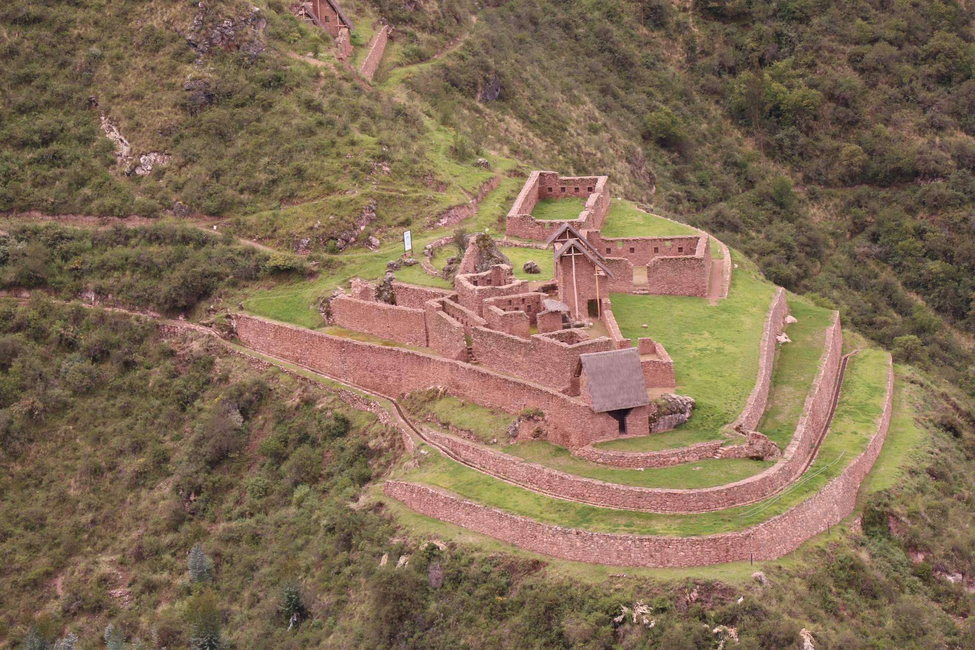 La catarata de Perolniyoc, una joya natural cerca de Cocatambo Hotel en Ollantaytambo