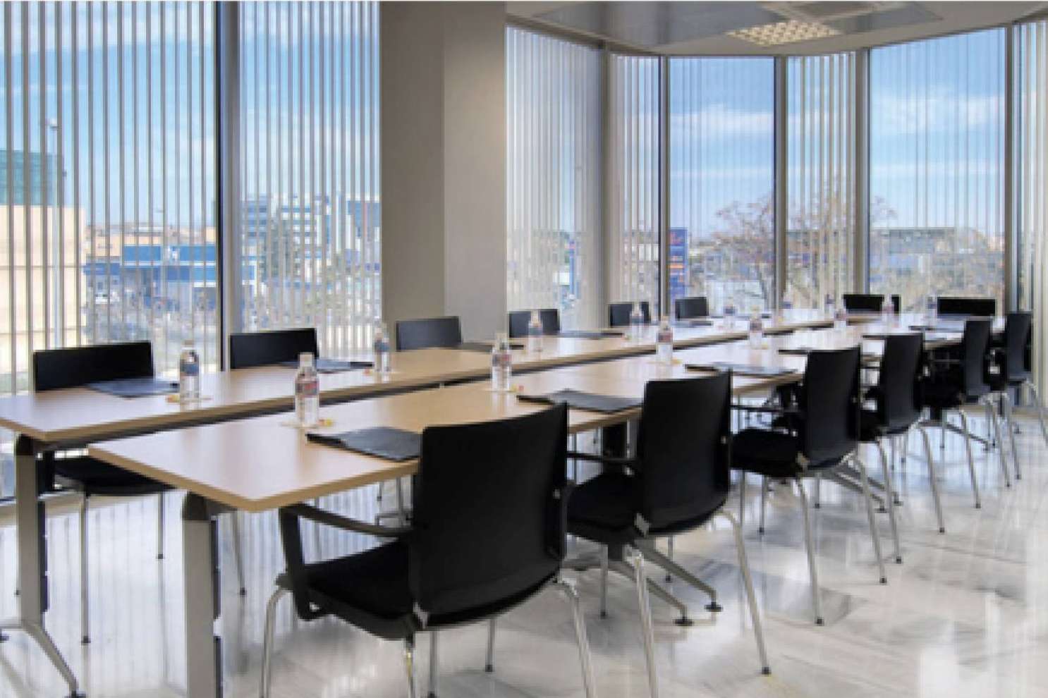 Descubrir los estores para oficinas es clave para un entorno de trabajo eficiente y elegante