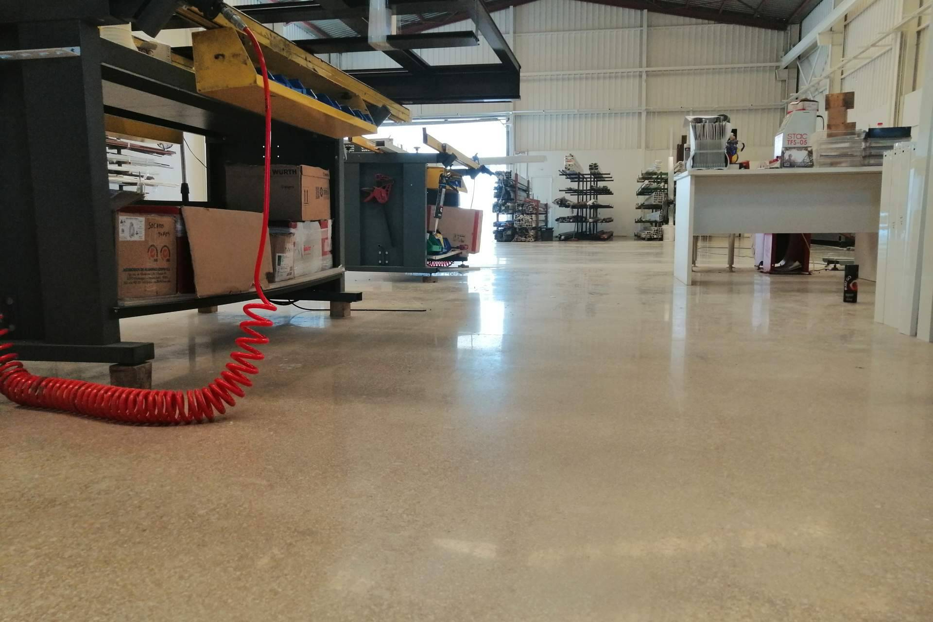 Centros logísticos y naves industriales mejoran su pavimento con el micro pulido de hormigón de Serviarnau