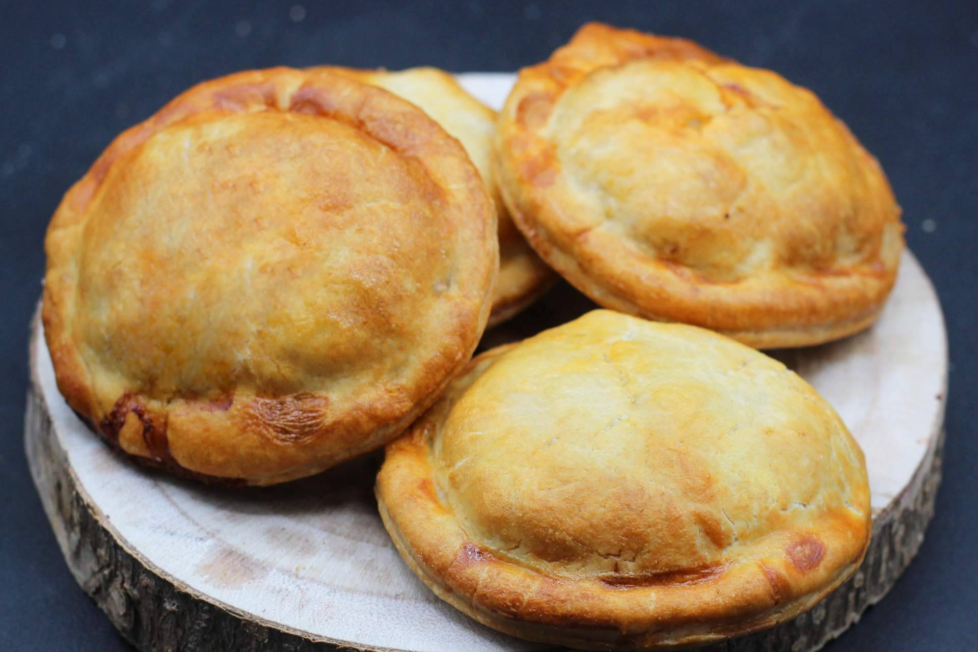 D’Carnilsa refuerza su oferta con pasteles en hojaldre congelados; pollo, carne, gloria y hawaiano
