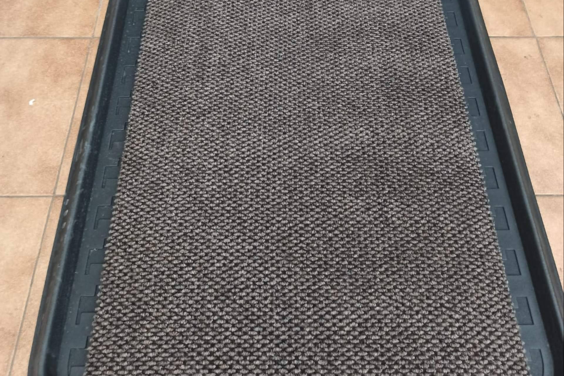 Alfombras desinfectantes para puntos críticos; higiene y protección contra barro, maderas y metales