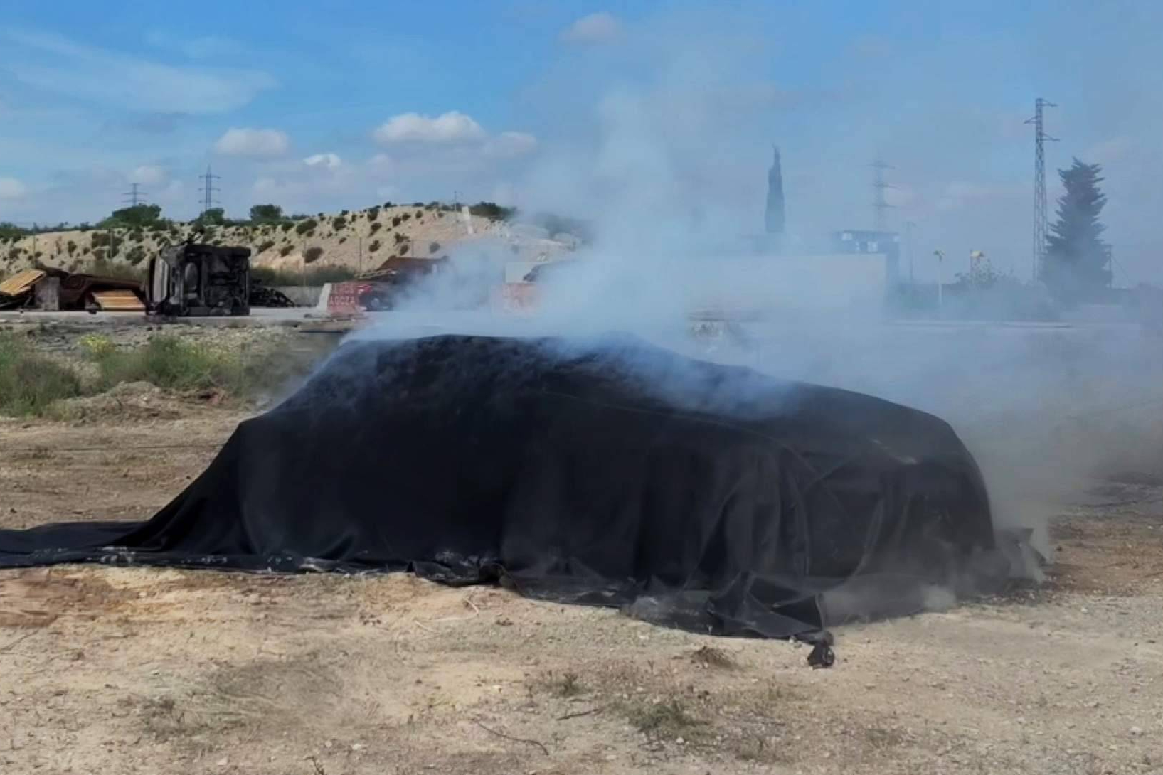 Texfire prueba sus mantas ignífugas en un test real con un coche eléctrico equipado con baterías de litio