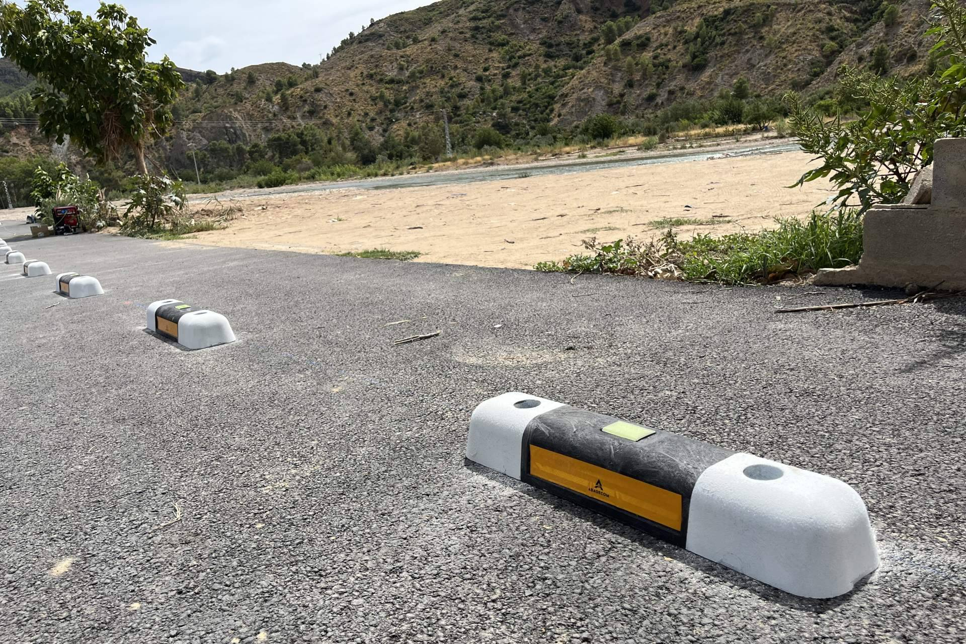 Abadecom Urban impulsa la movilidad segura y sostenible con su revolucionario separador de carril bici fotoluminiscente