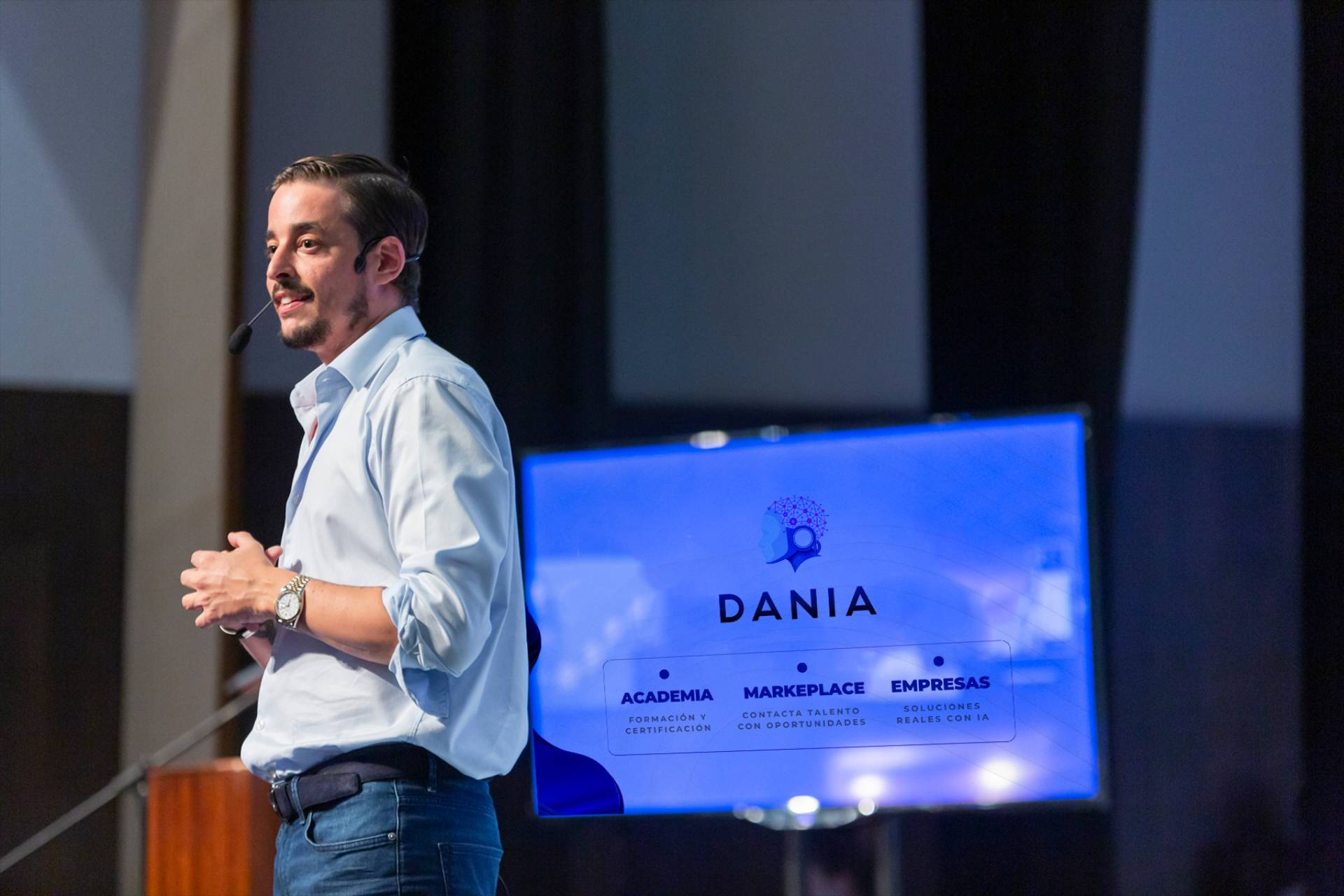 DANIA lanza el ecosistema de IA líder para impulsar ventas en empresas hispanas