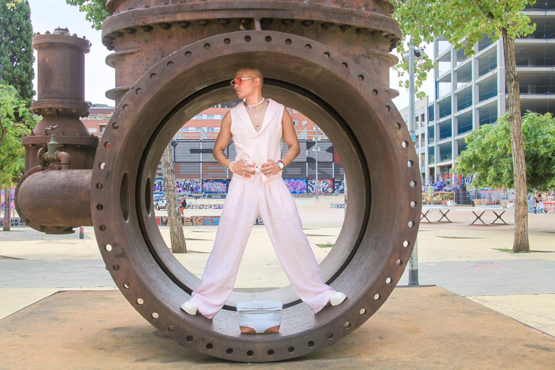Cada diseño de Leonel Infante es una declaración personal, moda a medida con alma en Barcelona