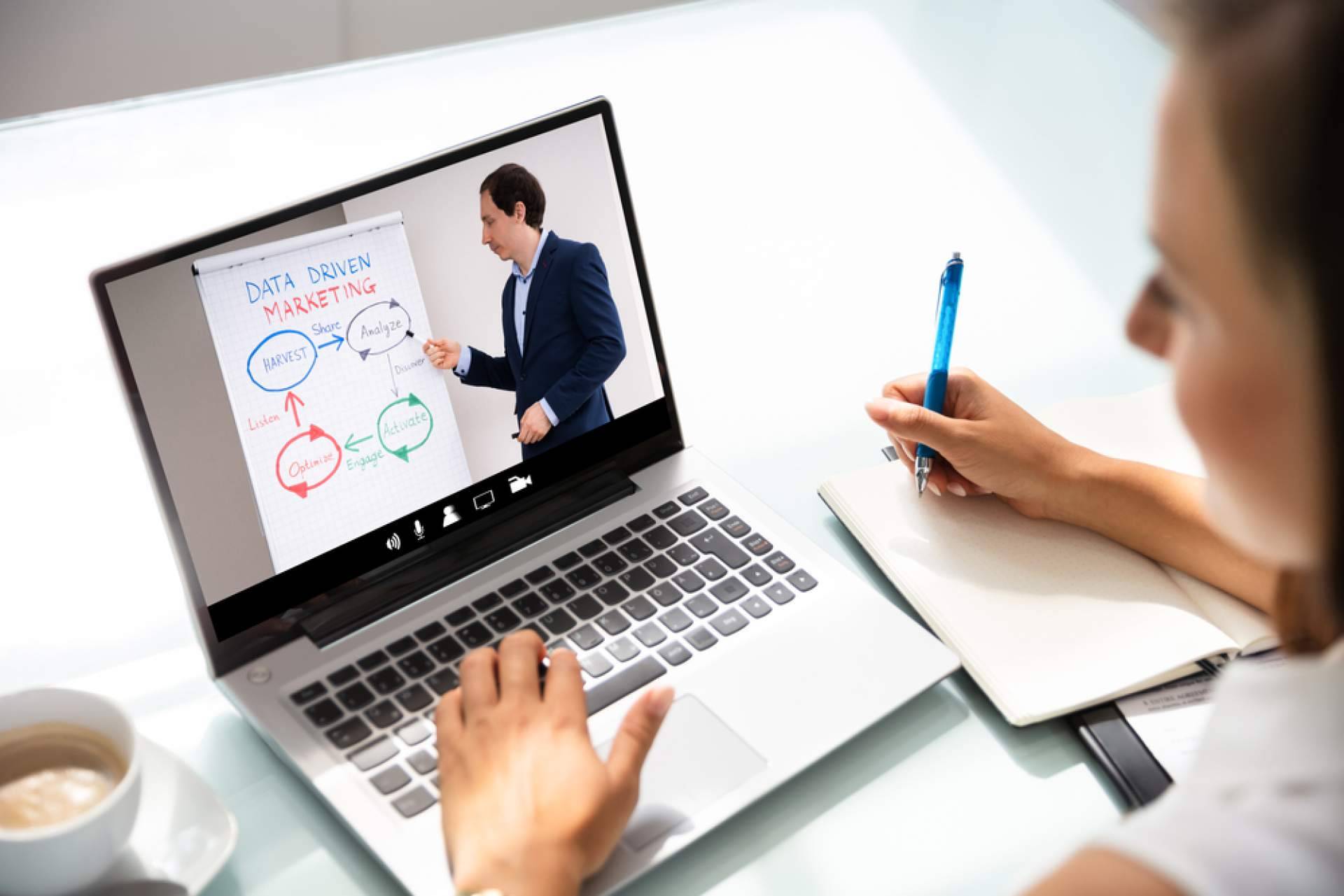 ApruebaTodo conecta a estudiantes universitarios con expertos a través de una plataforma colaborativa online