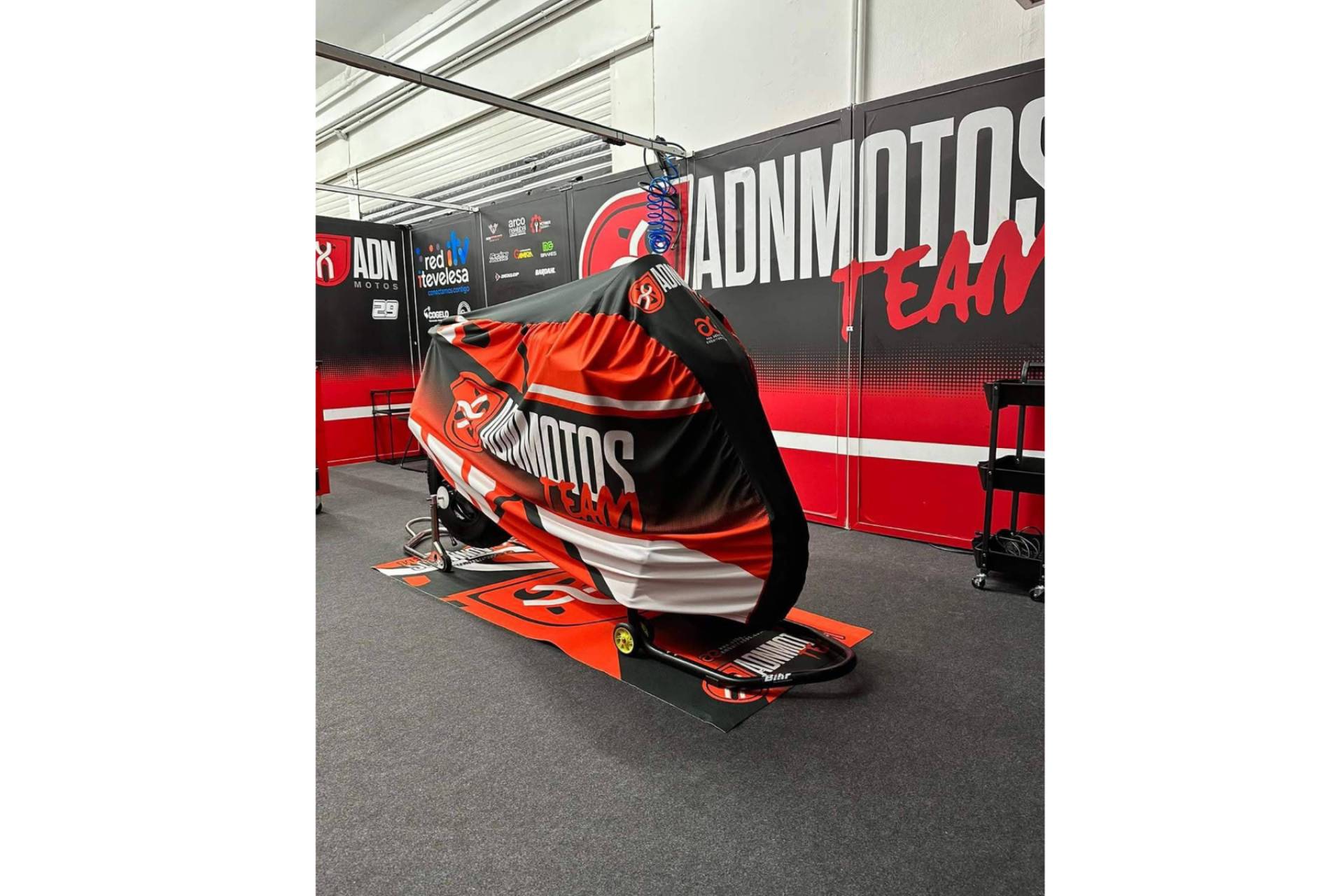 ADHESIVOSEMBARRADOS lanza fundas protectoras con diseños personalizados para moto, quad, kart y carcross