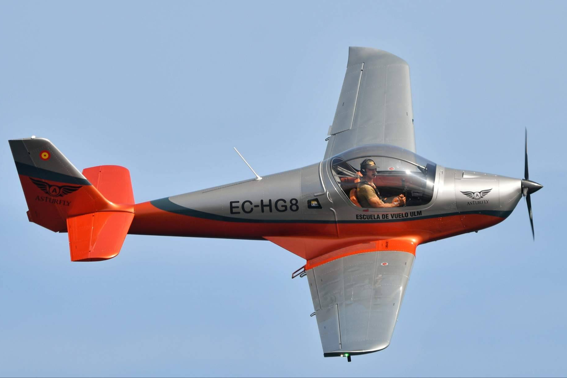 Piloto por un día a los 60; Asturfly desmonta mitos sobre la edad en la aviación ultraligera