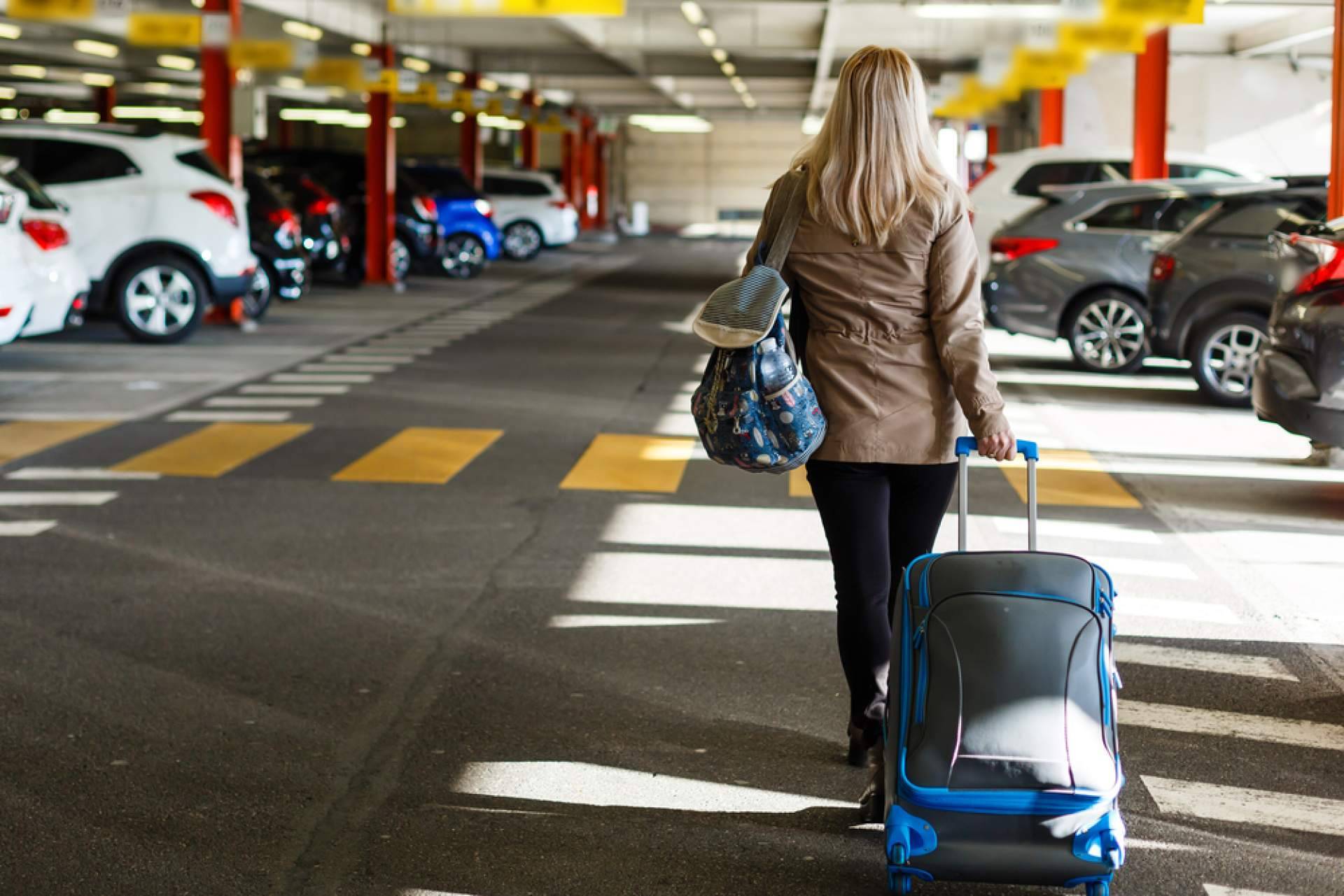 Aparcalo gestiona parking en el Aeropuerto de Alicante con traslado gratuito y vigilancia 24h