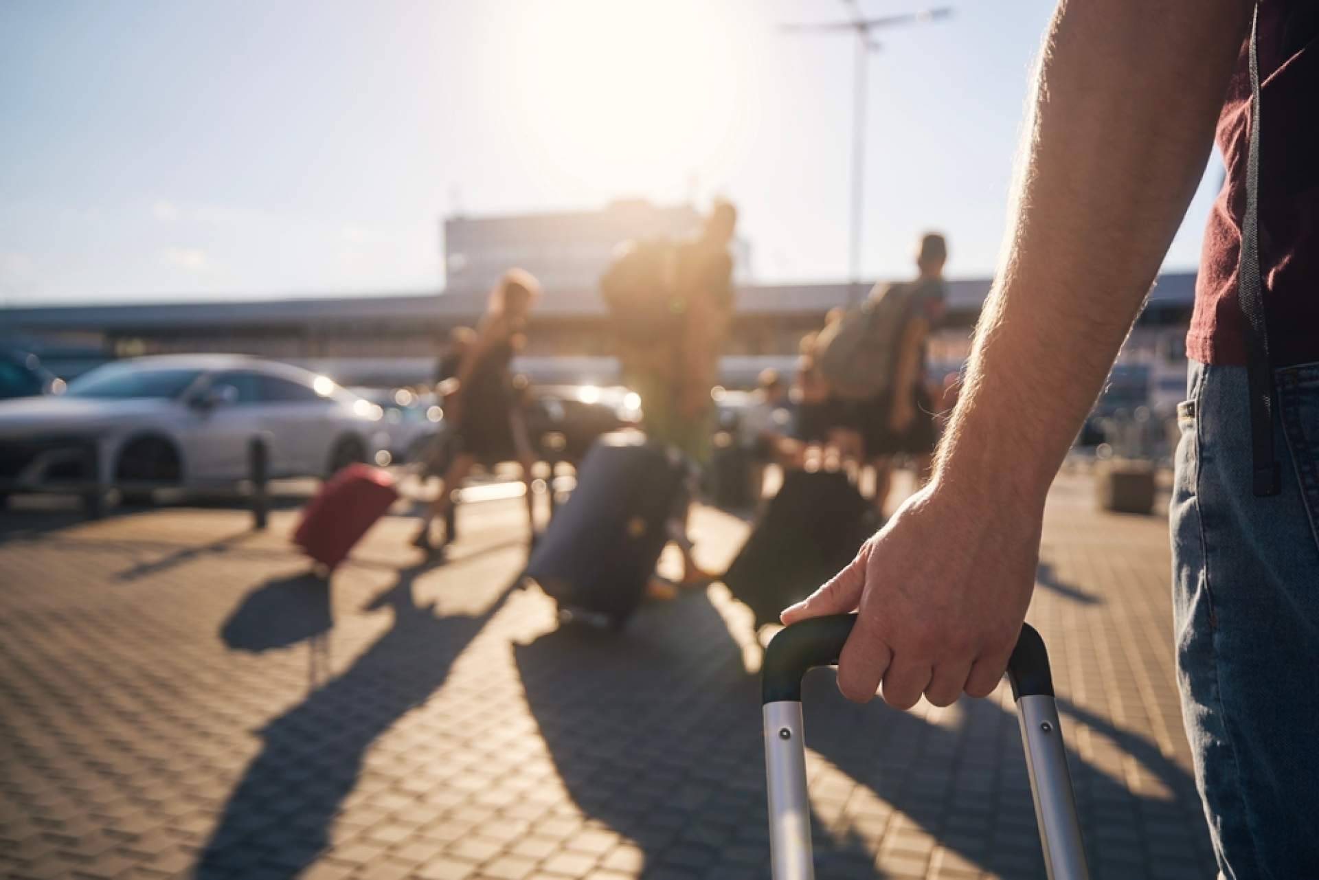Comodidad, vigilancia y traslado gratuito; así es el modelo de Aparcalo en el parking aeropuerto Alicante