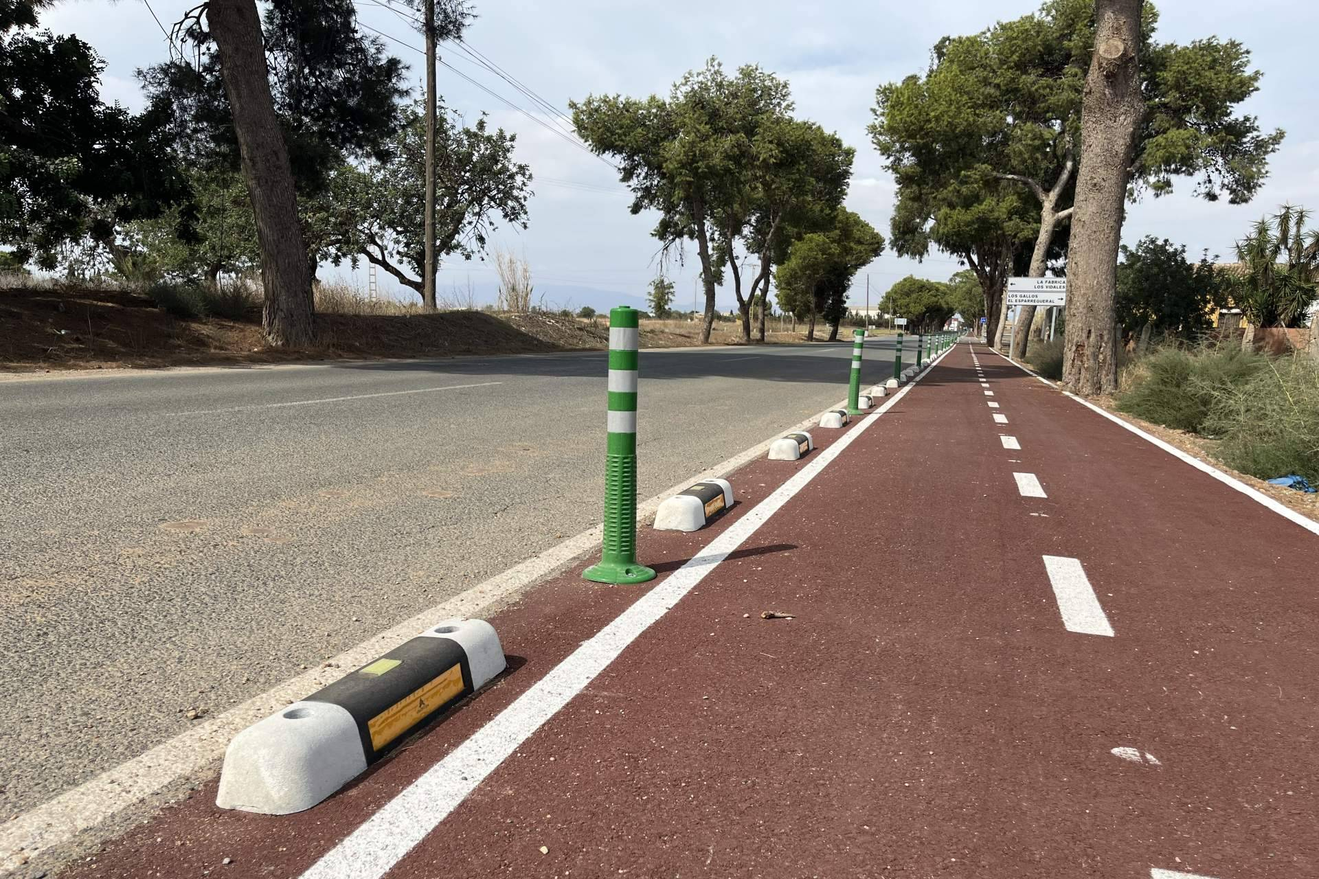 Carriles bici más protegidos con tecnología luminiscente aplicada por Abadecom Urban