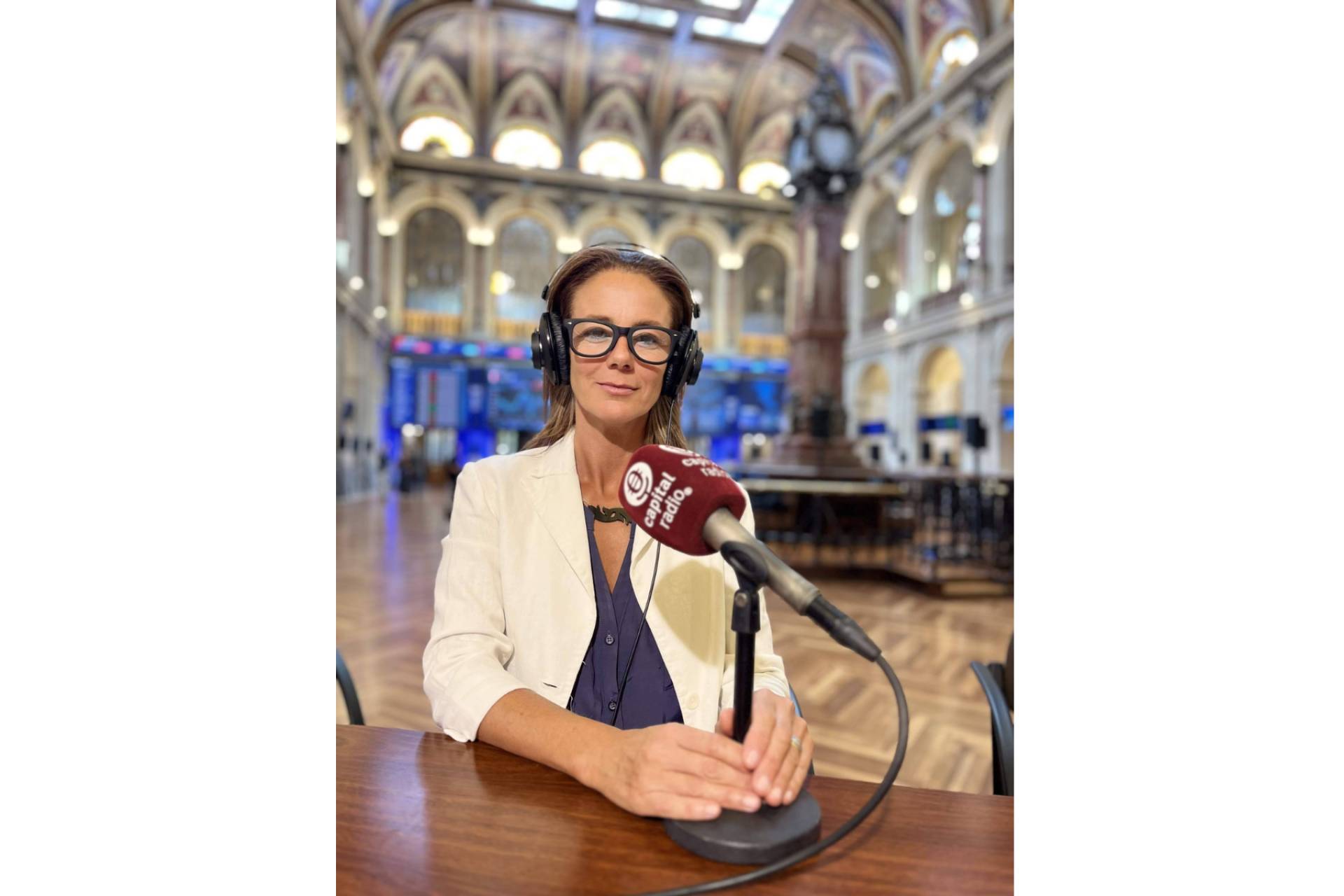 Una conversación entre continentes; el programa radial de Carolina Zúñiga conecta Europa y Latinoamérica