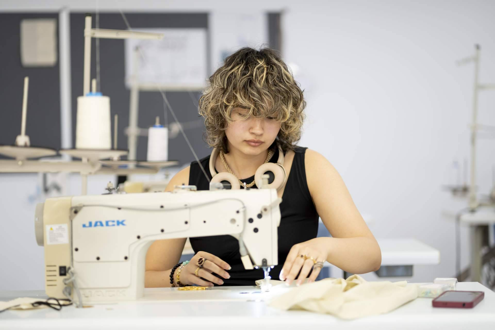 Textiles inteligentes y nuevos materiales; el próximo lenguaje del diseño de moda