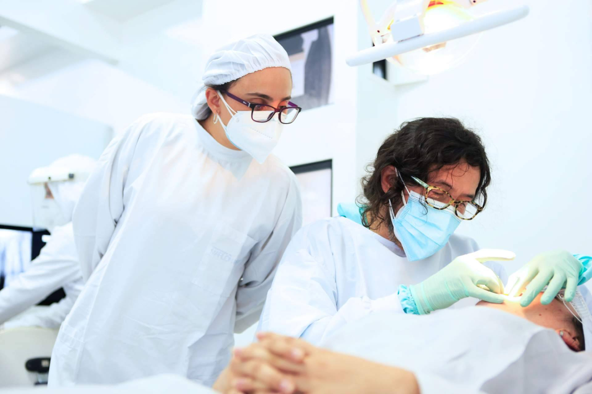 Salud oral y bienestar integral, señales que indican la necesidad de valorar implantes dentales