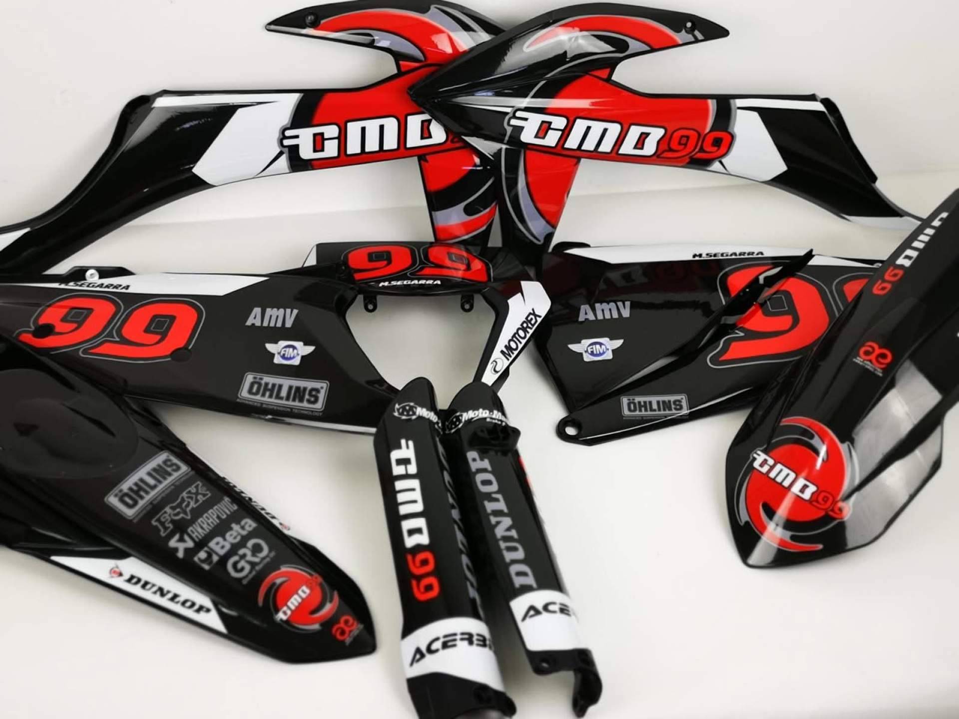 ADHESIVOSEMBARRADOS lanza sus novedades en pegatinas y plásticos para moto al inicio de la temporada offroad