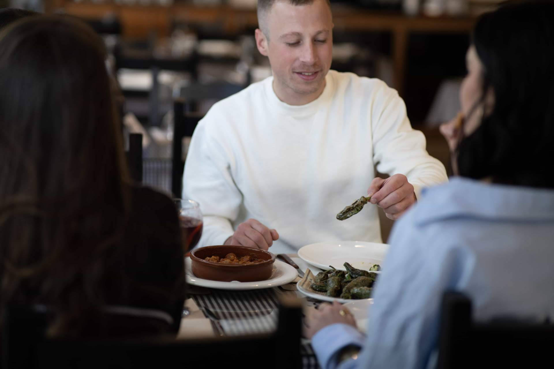 Pasa Tapas destaca entre los restaurantes que ofrecen comida hasta tarde en Barcelona